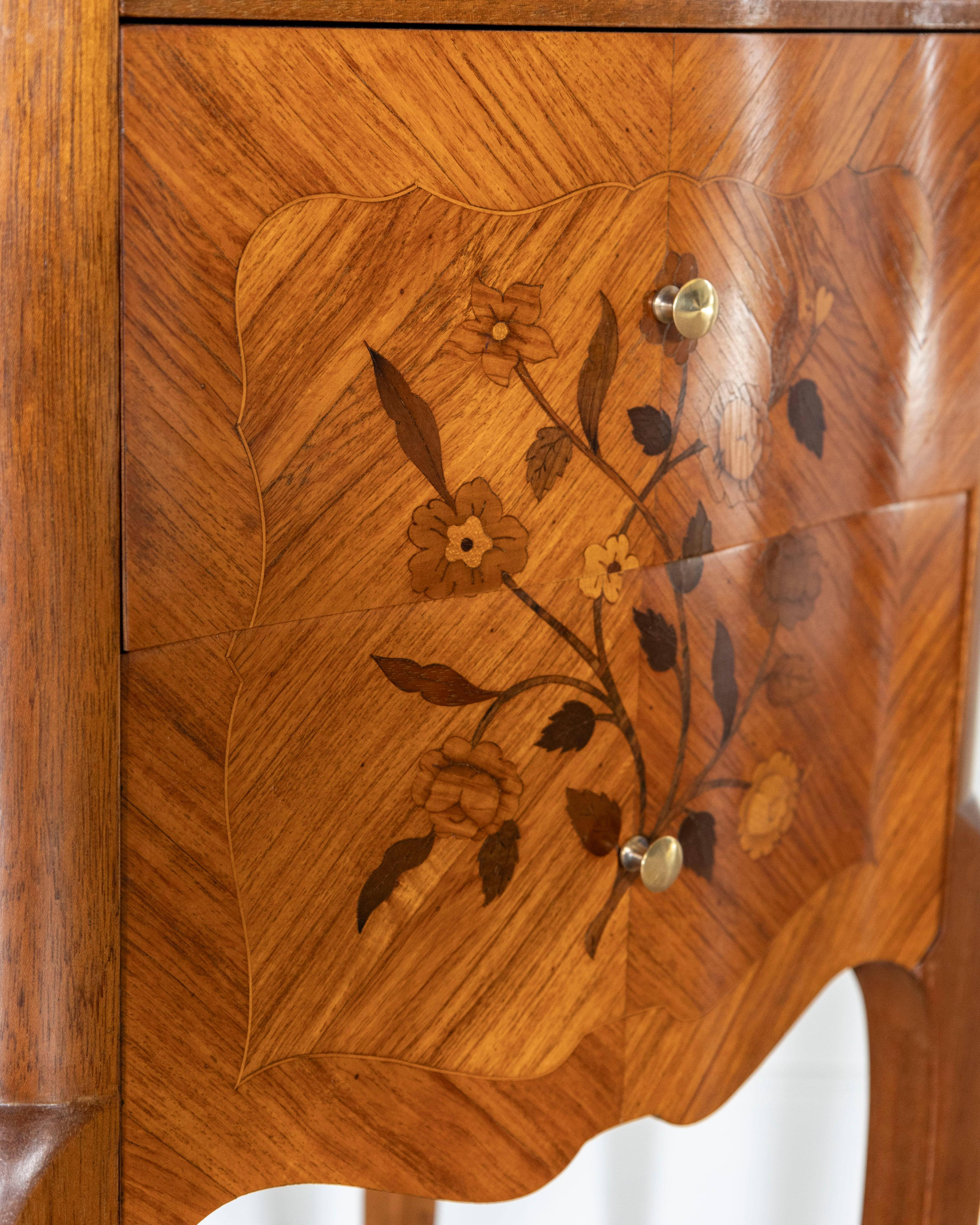 Paire de tables de chevet en marqueterie de style Louis XV avec incrustation florale en vente 4