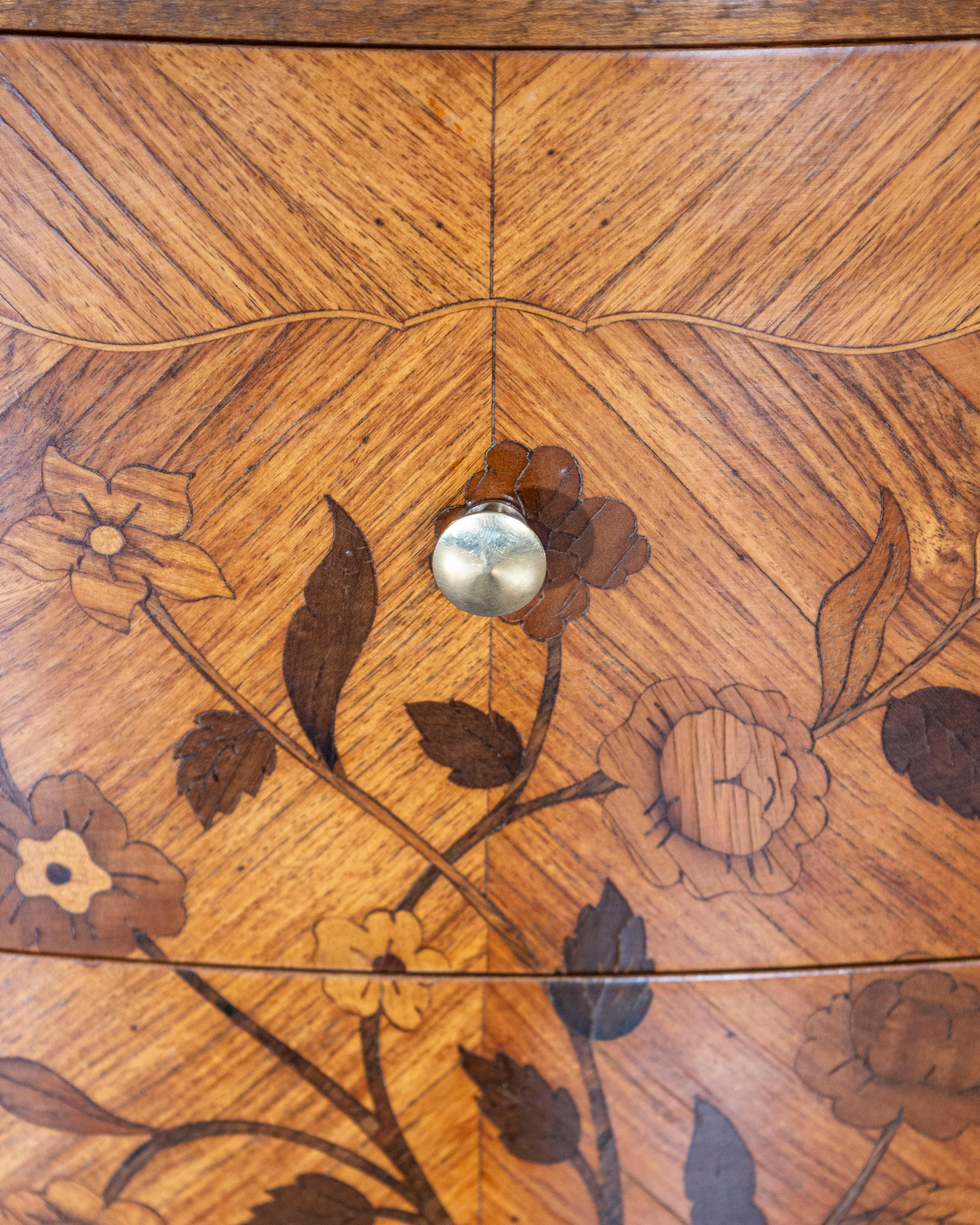 Paire de tables de chevet en marqueterie de style Louis XV avec incrustation florale en vente 5