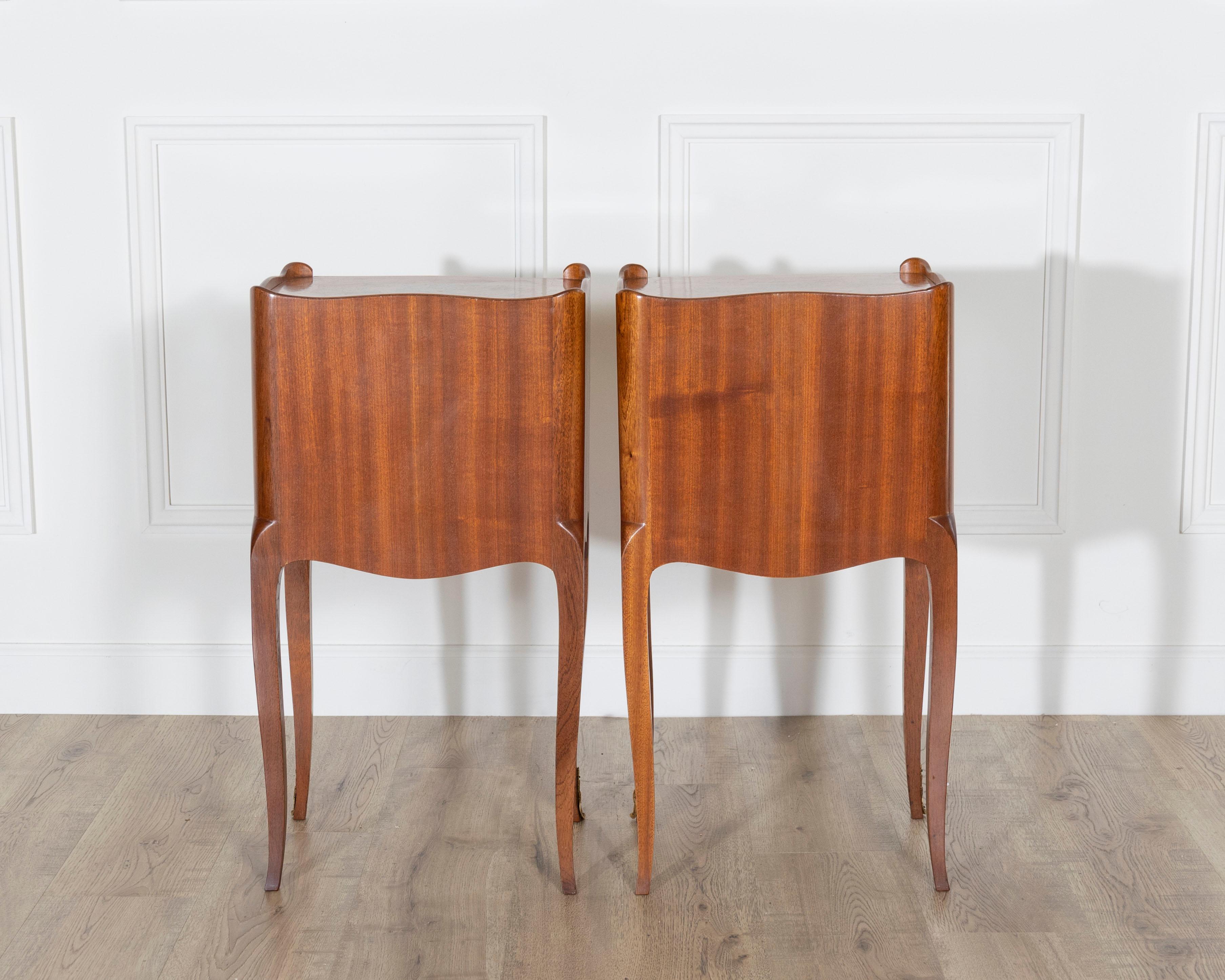 Paire de tables de chevet en marqueterie de style Louis XV avec incrustation florale en vente 7