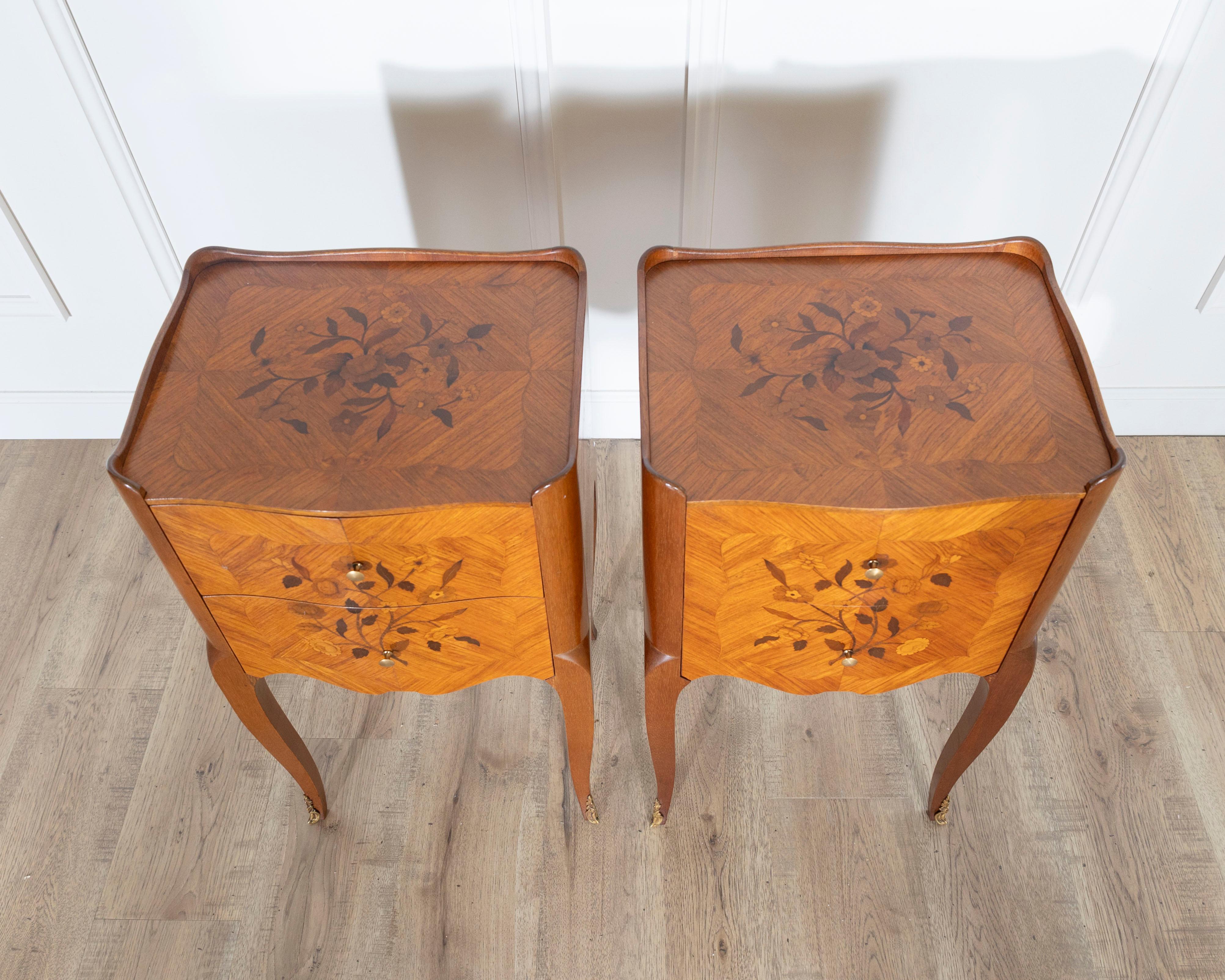 Français Paire de tables de chevet en marqueterie de style Louis XV avec incrustation florale en vente
