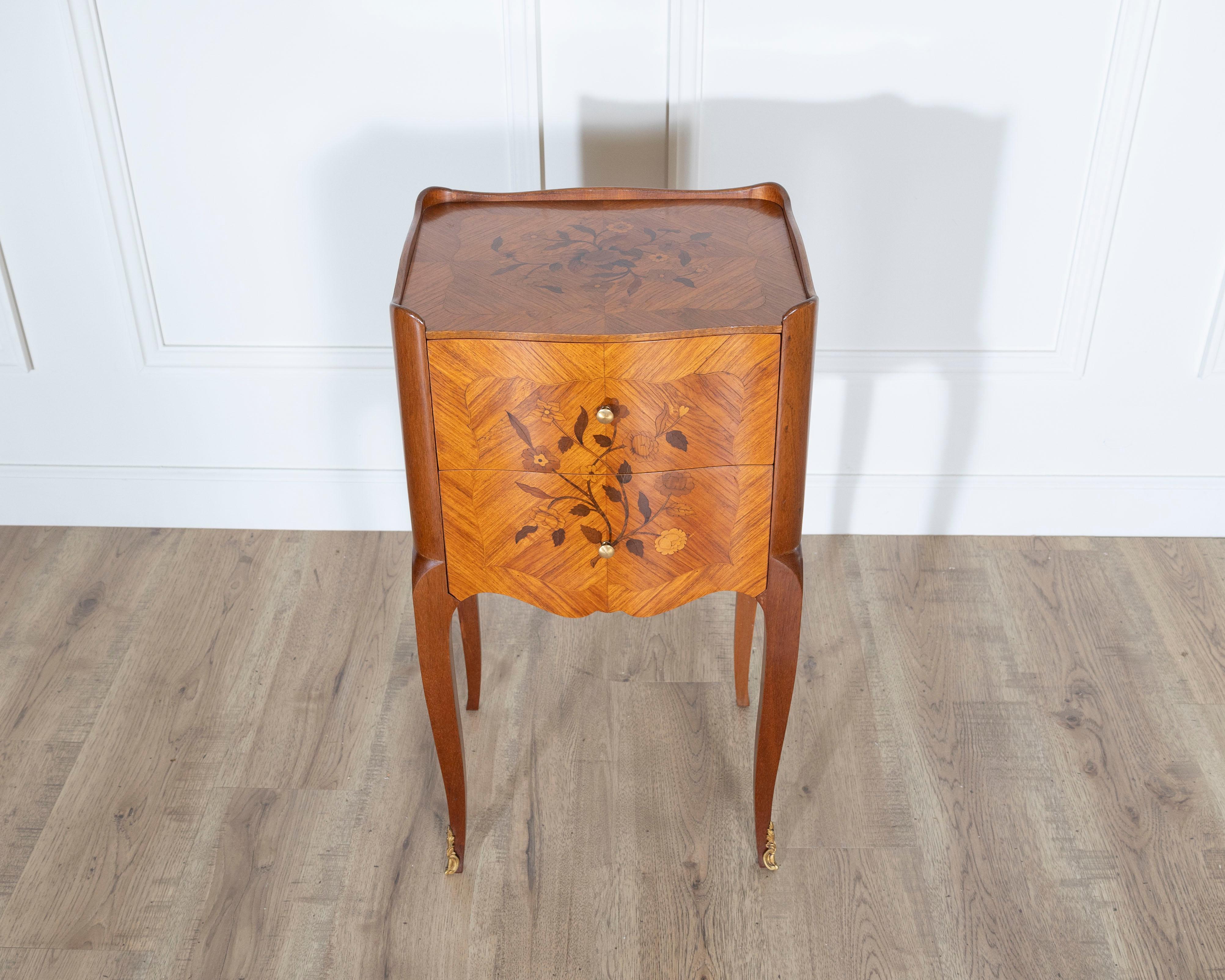 Paire de tables de chevet en marqueterie de style Louis XV avec incrustation florale Bon état - En vente à Atlanta, GA