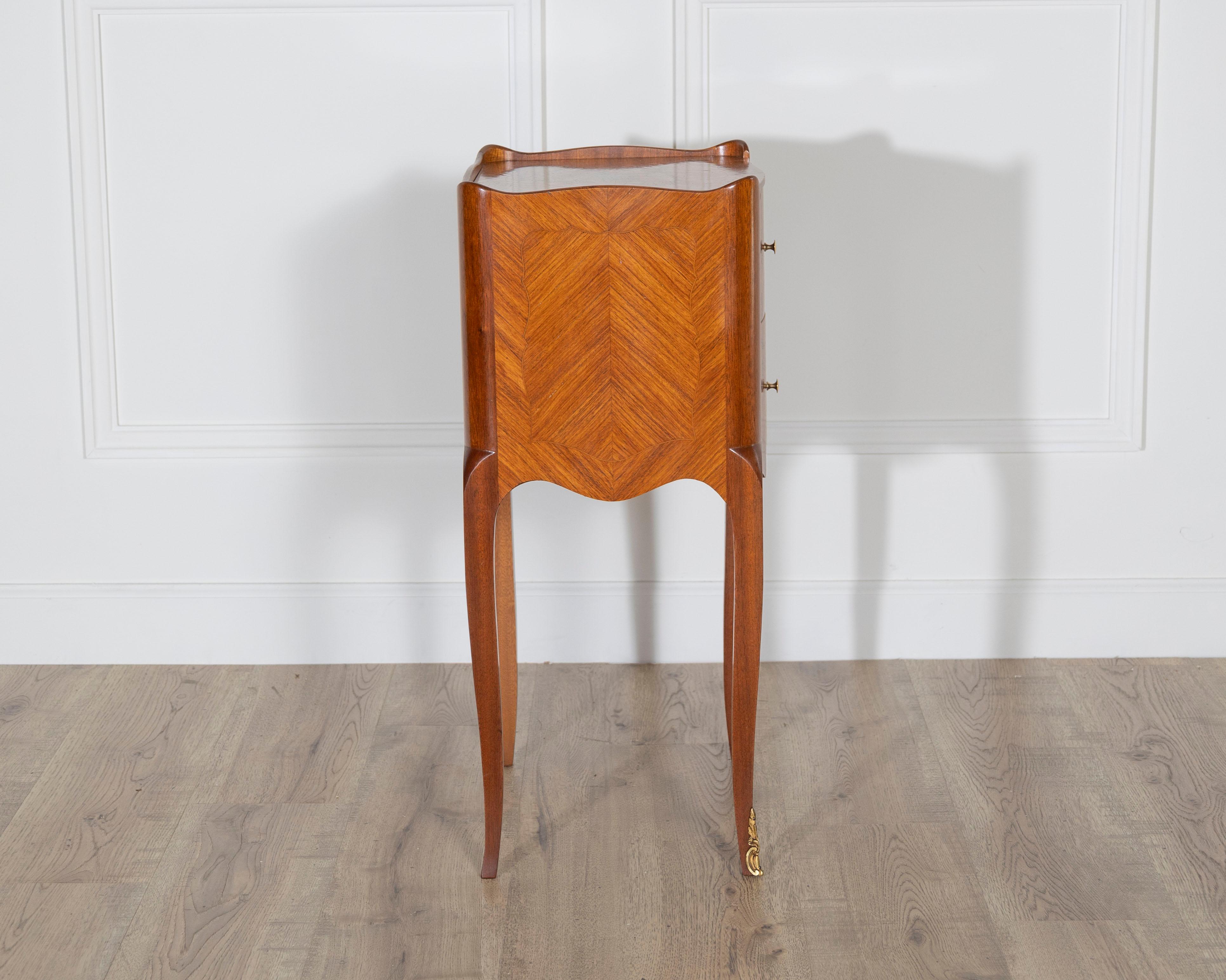 Bois Paire de tables de chevet en marqueterie de style Louis XV avec incrustation florale en vente