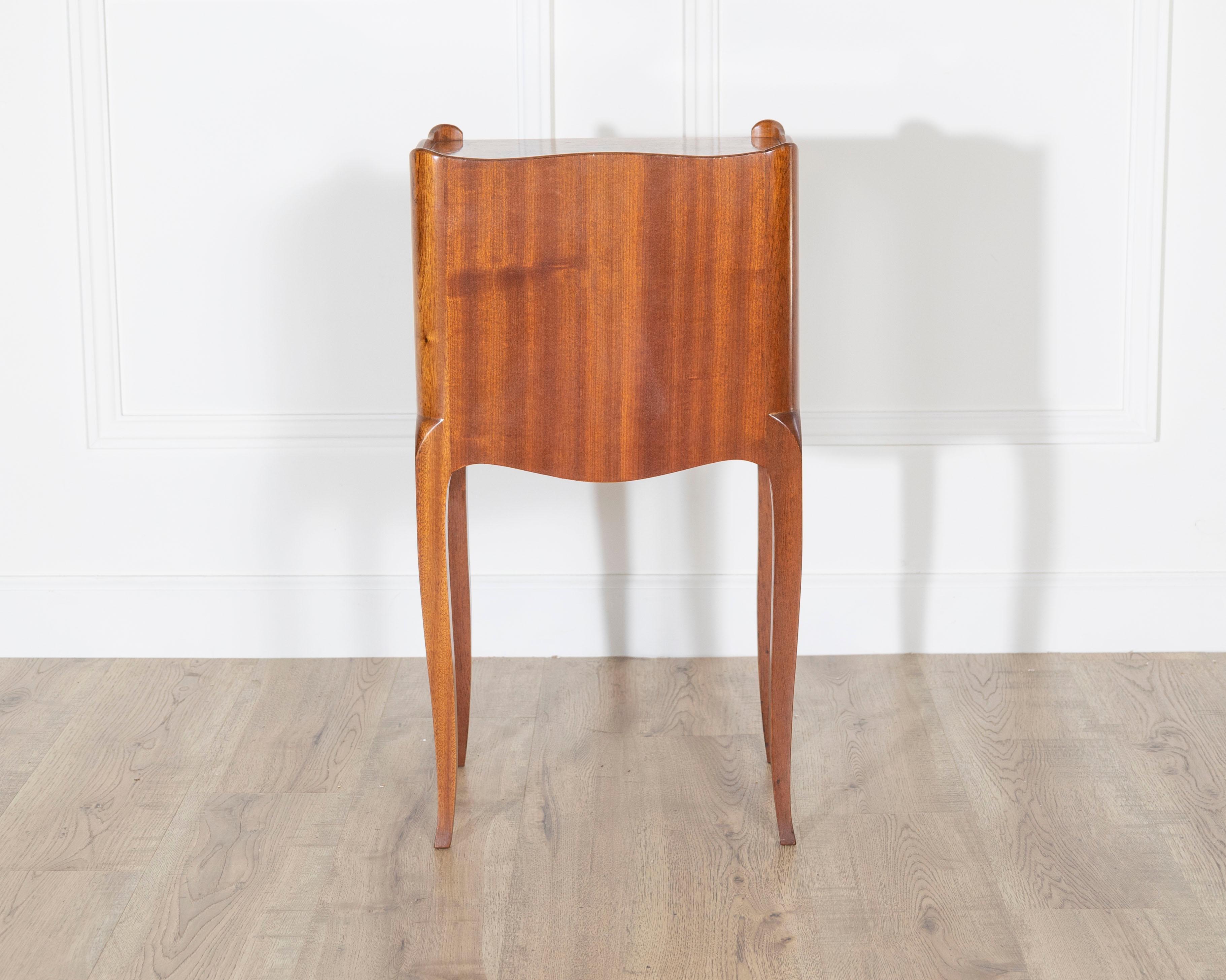 Paire de tables de chevet en marqueterie de style Louis XV avec incrustation florale en vente 1