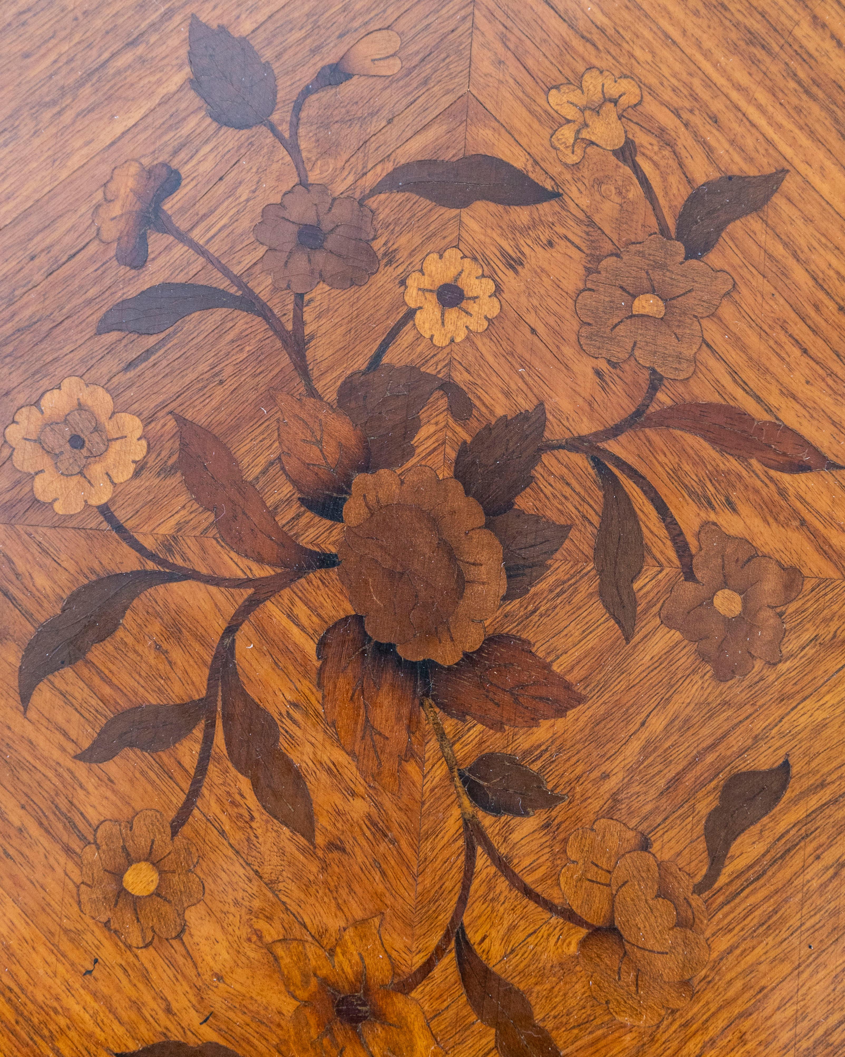 Paire de tables de chevet en marqueterie de style Louis XV avec incrustation florale en vente 3