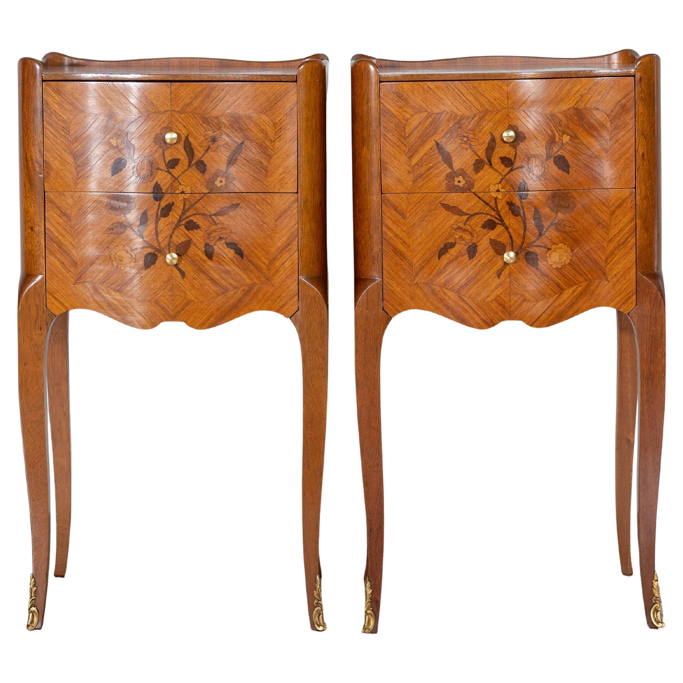Paire de tables de chevet en marqueterie de style Louis XV avec incrustation florale