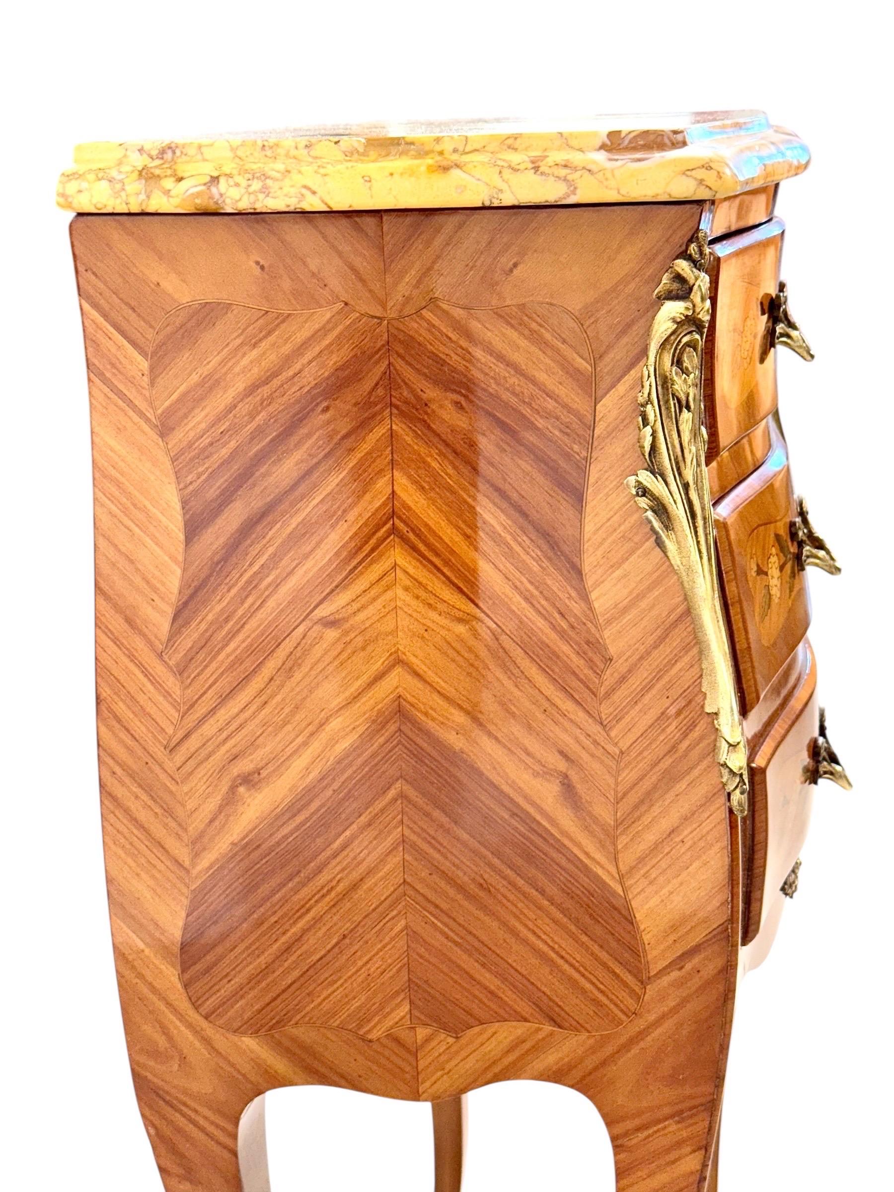 Paire de tables de chevet en marqueterie de style Louis XV avec plateaux en marbre, c. 1920 en vente 3