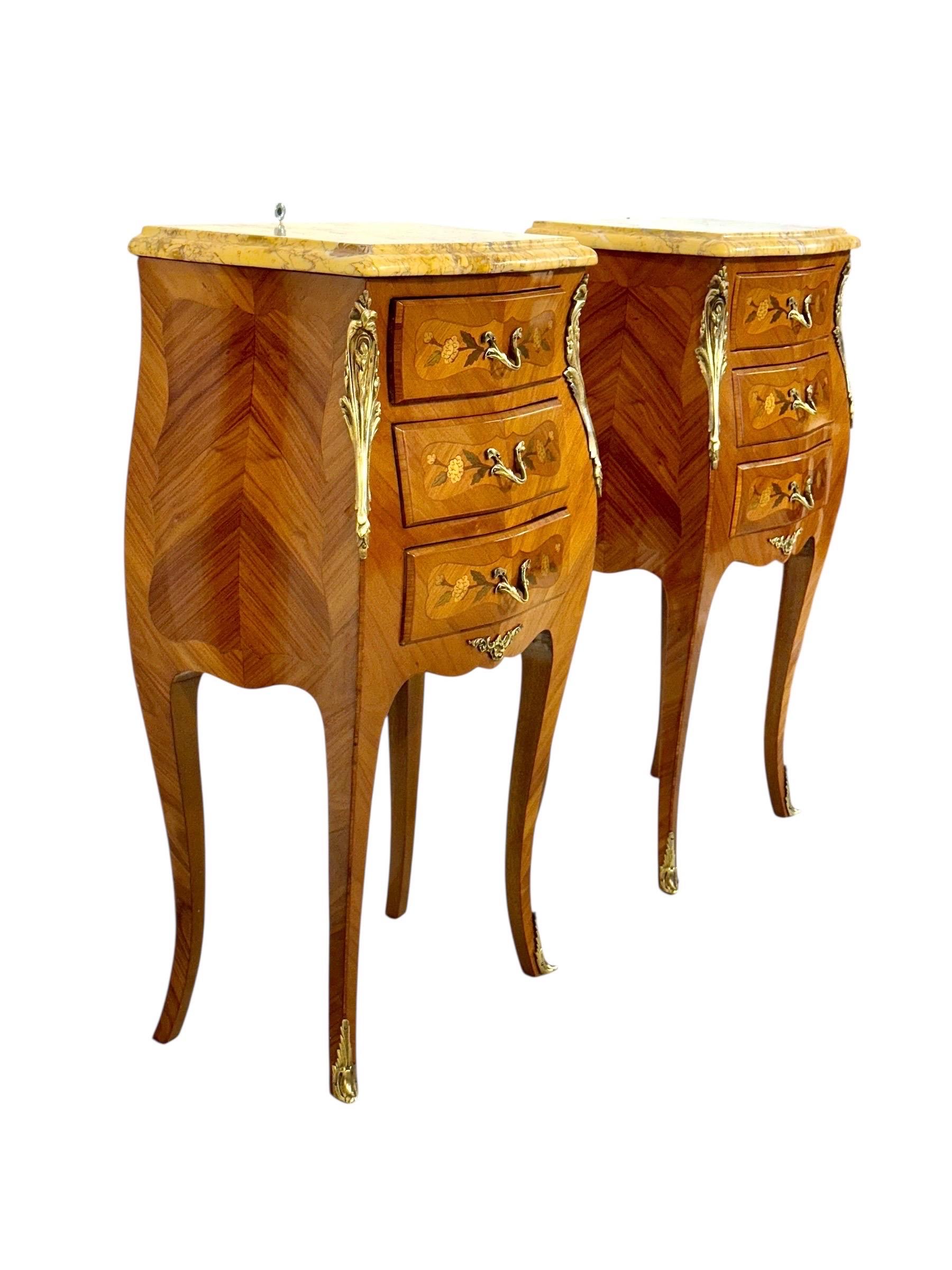Paire de tables de chevet en marqueterie de style Louis XV avec plateaux en marbre, c. 1920 en vente 4