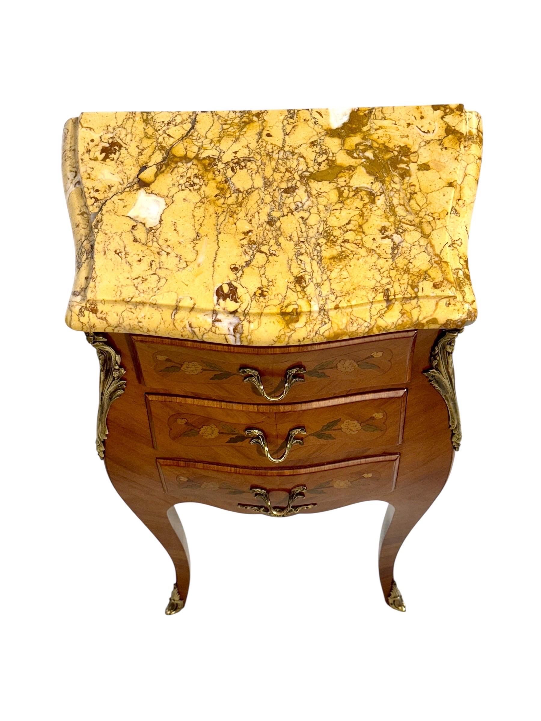 Paire de tables de chevet en marqueterie de style Louis XV avec plateaux en marbre, c. 1920 en vente 5