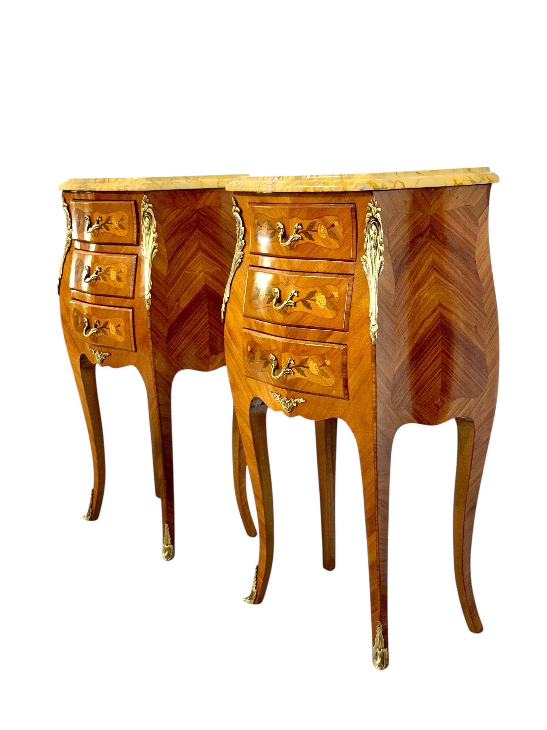 Français Paire de tables de chevet en marqueterie de style Louis XV avec plateaux en marbre, c. 1920 en vente