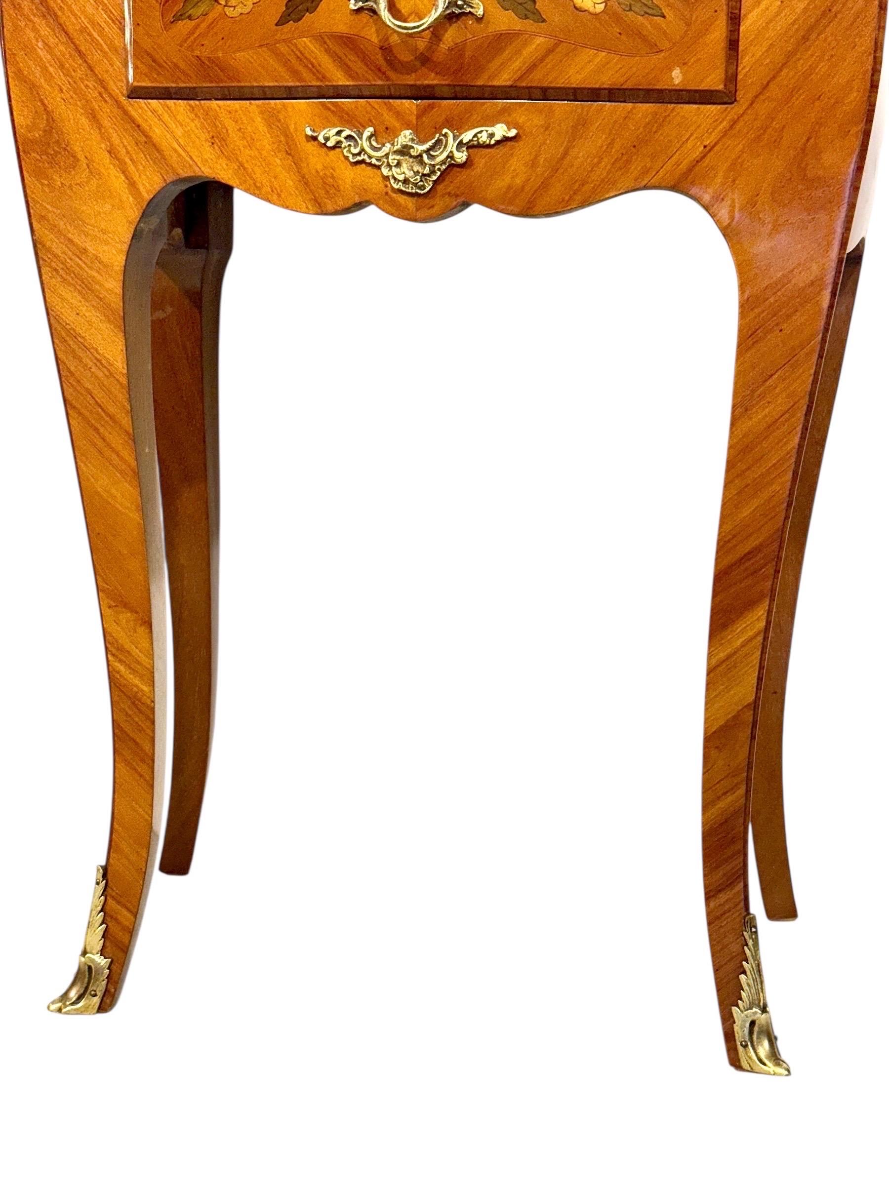 Doré Paire de tables de chevet en marqueterie de style Louis XV avec plateaux en marbre, c. 1920 en vente