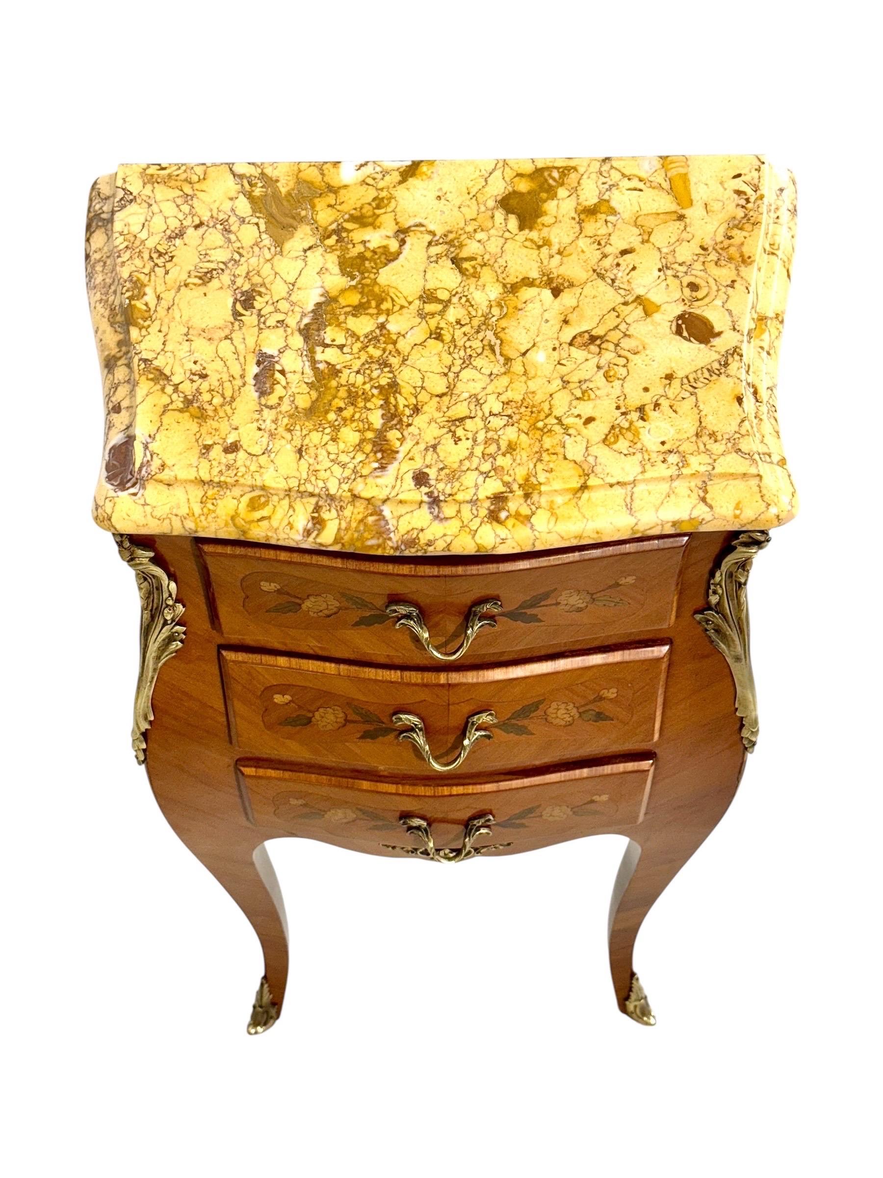 Paire de tables de chevet en marqueterie de style Louis XV avec plateaux en marbre, c. 1920 Bon état - En vente à LA CIOTAT, FR