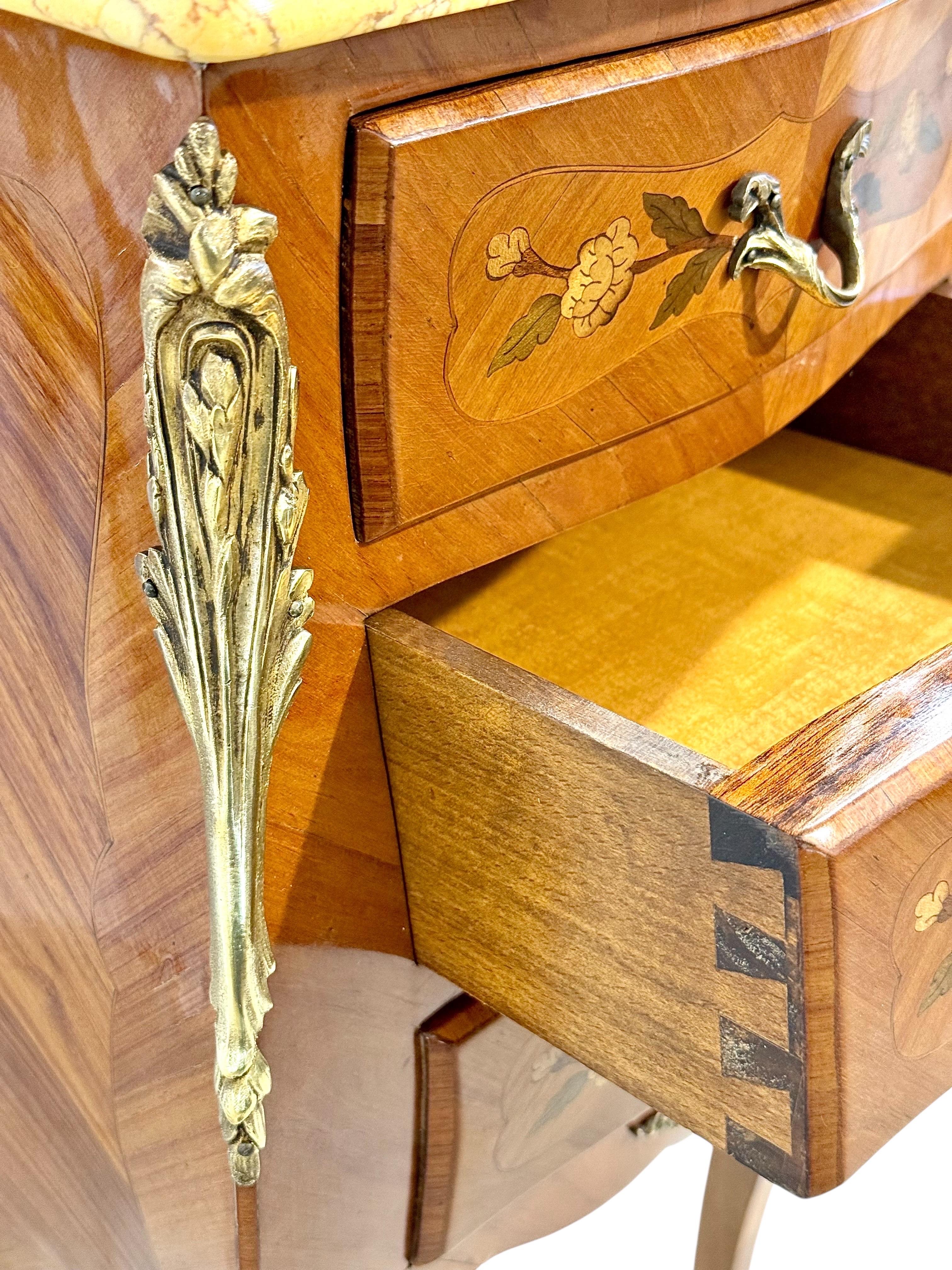 20ième siècle Paire de tables de chevet en marqueterie de style Louis XV avec plateaux en marbre, c. 1920 en vente
