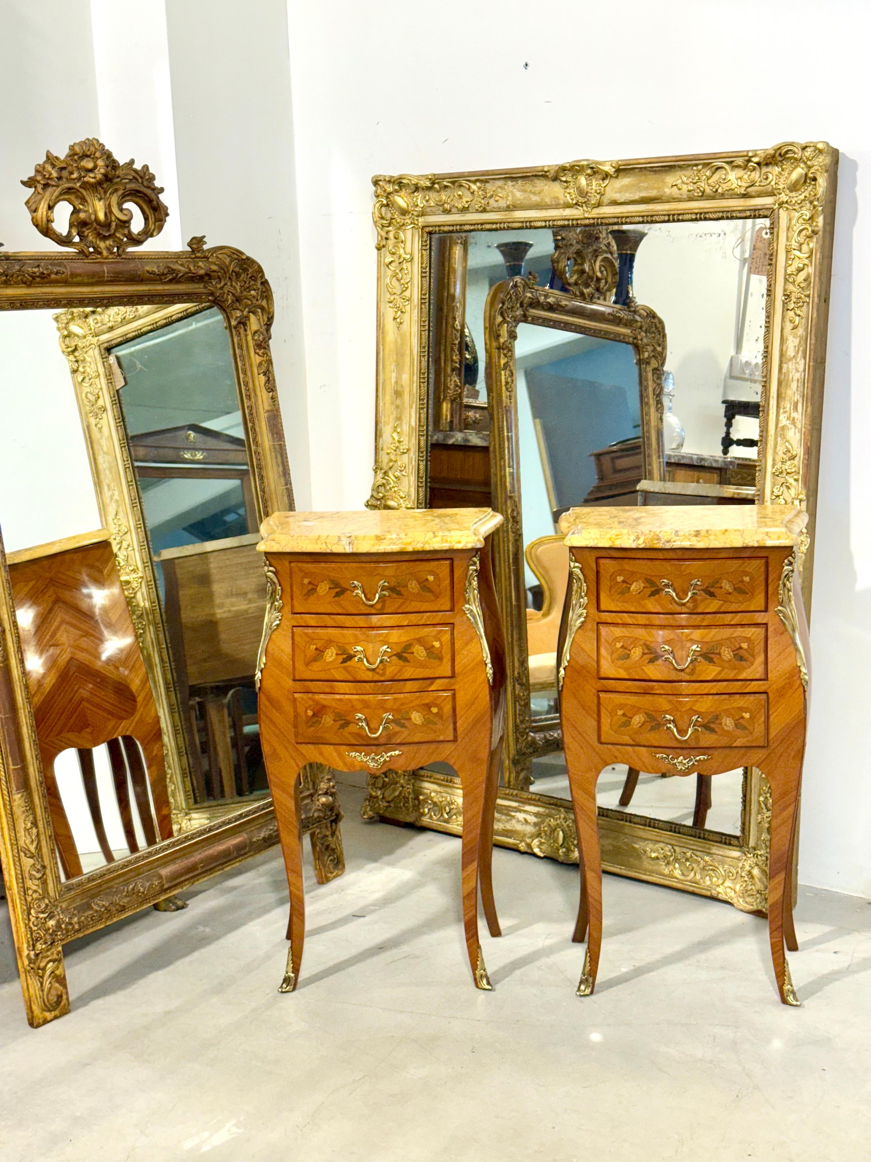 Bronze Paire de tables de chevet en marqueterie de style Louis XV avec plateaux en marbre, c. 1920 en vente