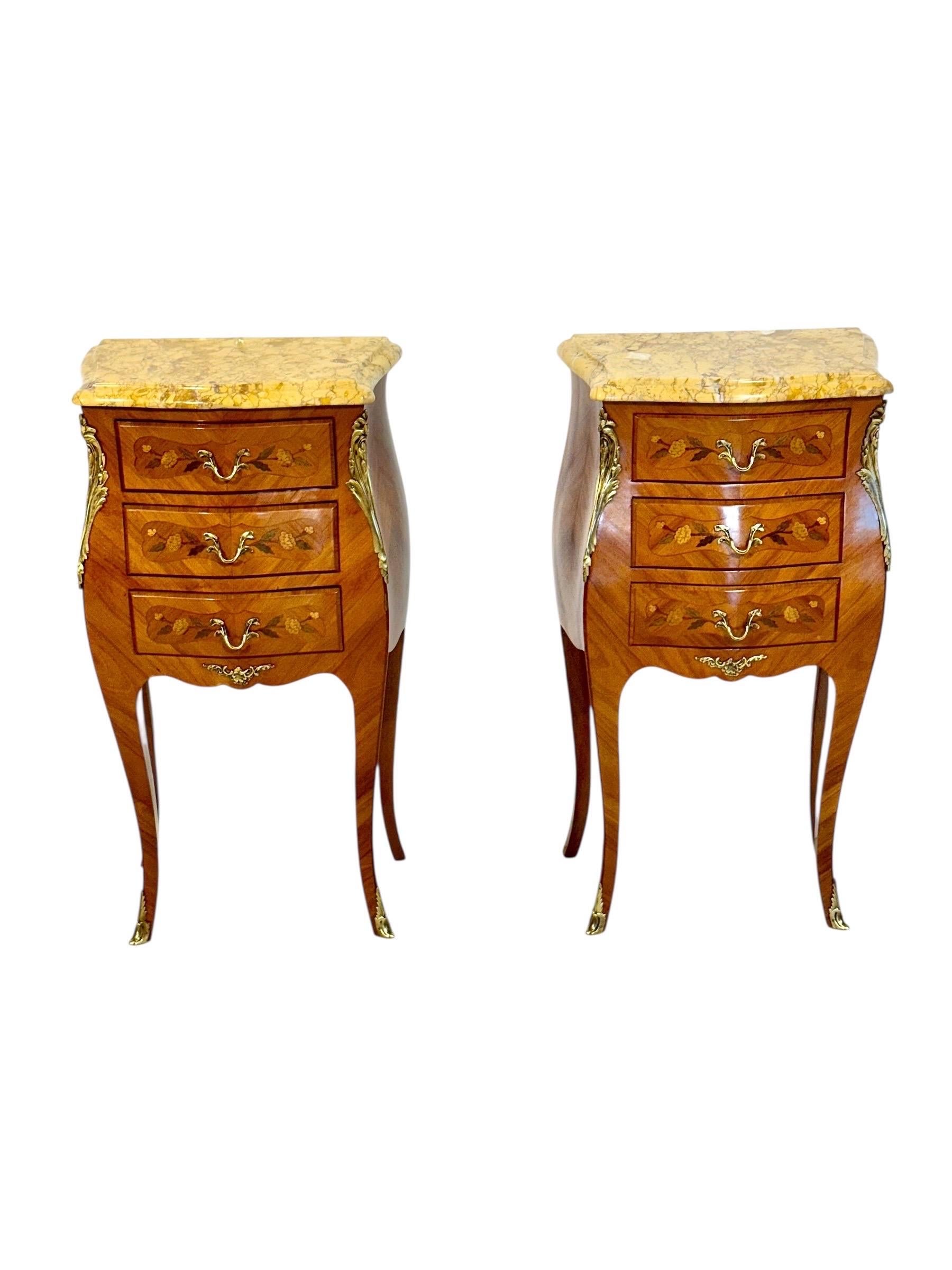 Paire de tables de chevet en marqueterie de style Louis XV avec plateaux en marbre, c. 1920 en vente 1