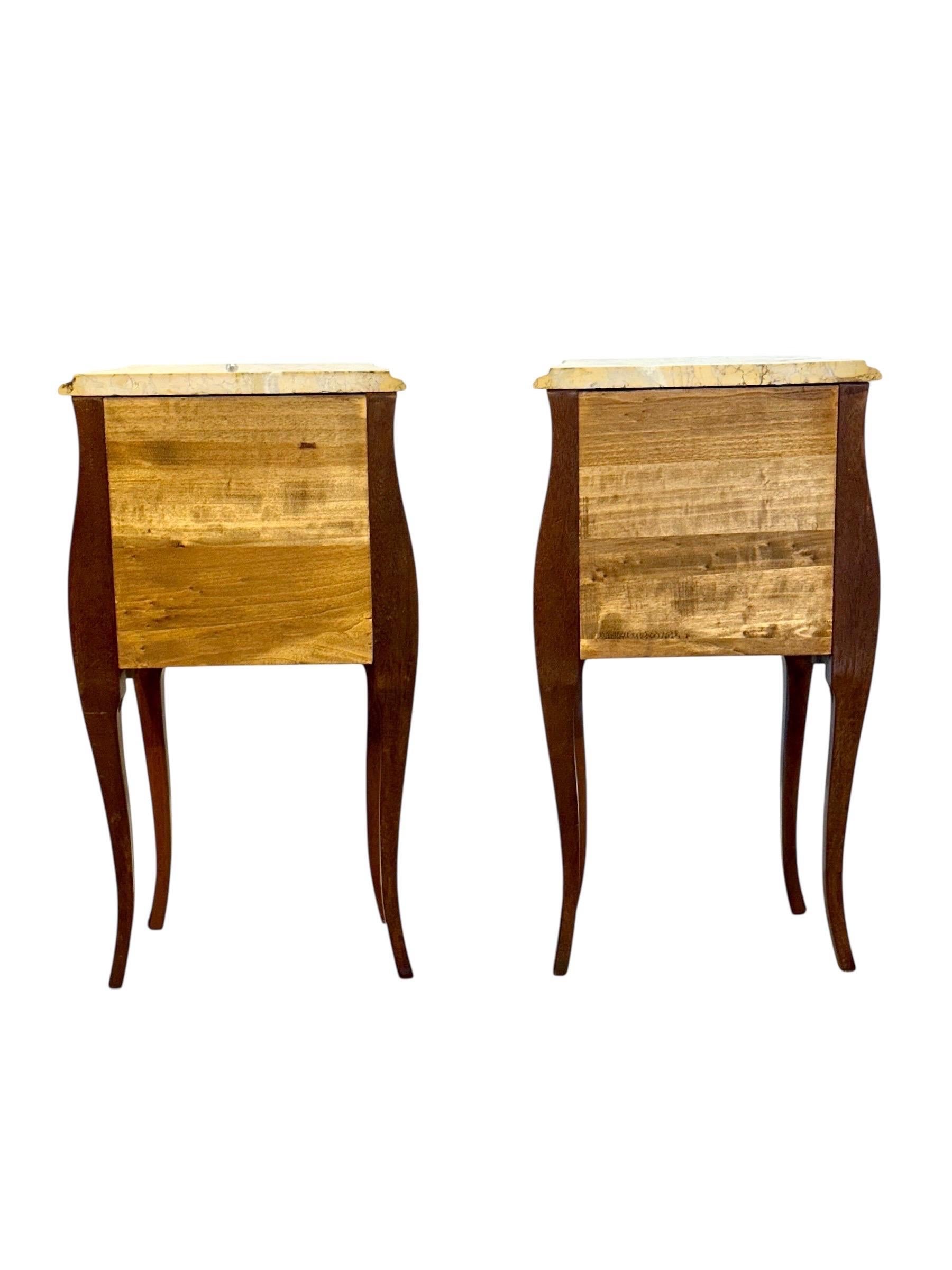 Paire de tables de chevet en marqueterie de style Louis XV avec plateaux en marbre, c. 1920 en vente 2