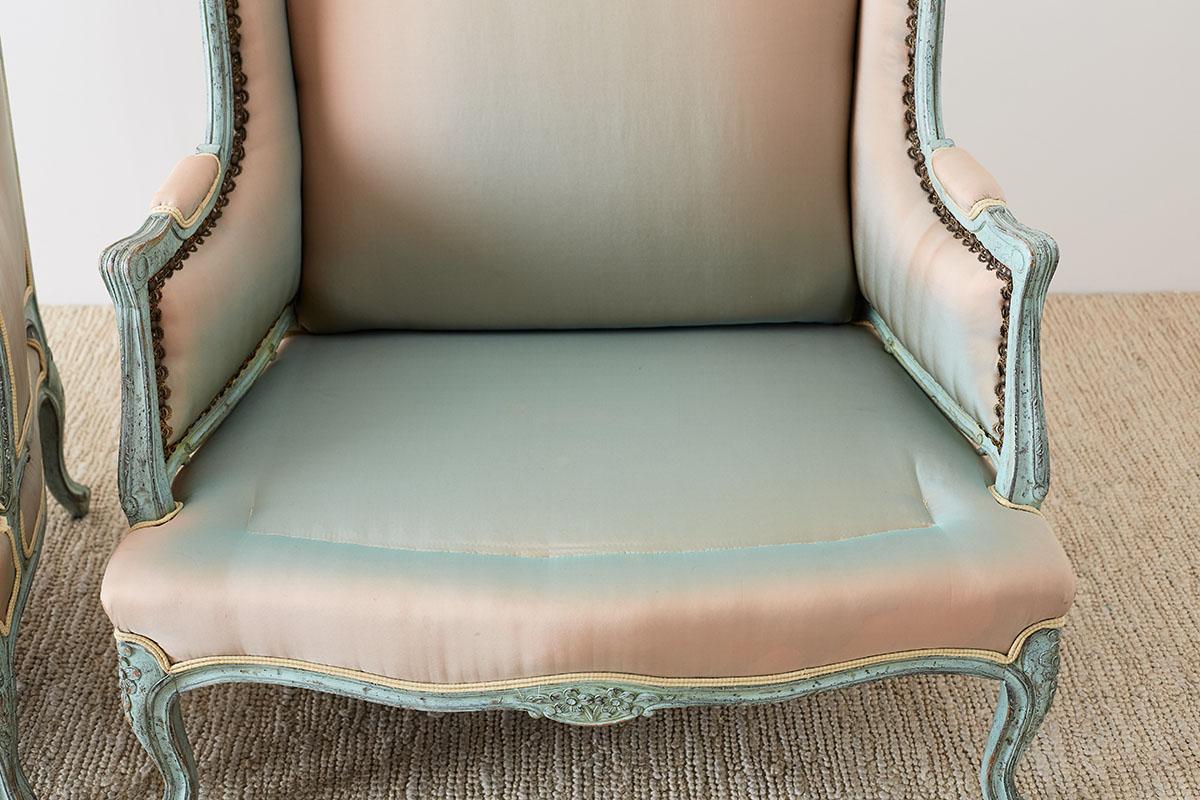 Paar geflügelte Bergère-Sessel im Louis XV-Stil mit Marquise 4