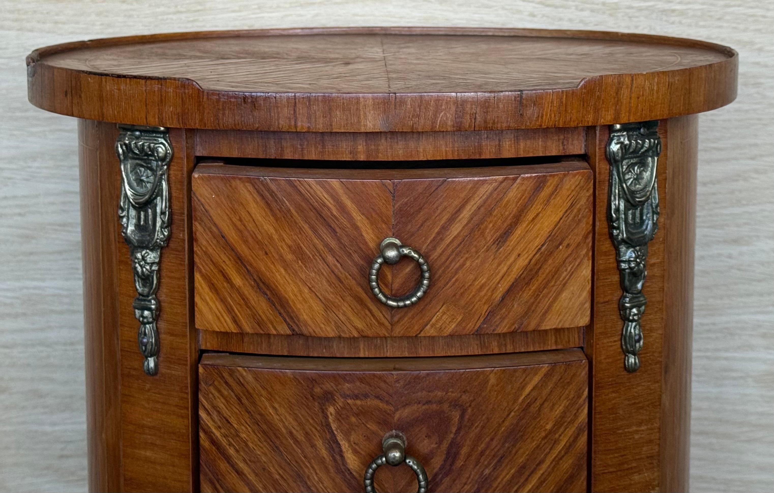 Paire de tables de nuit étroites de style Louis XV avec trois tiroirs et pieds en cabriole en vente 4