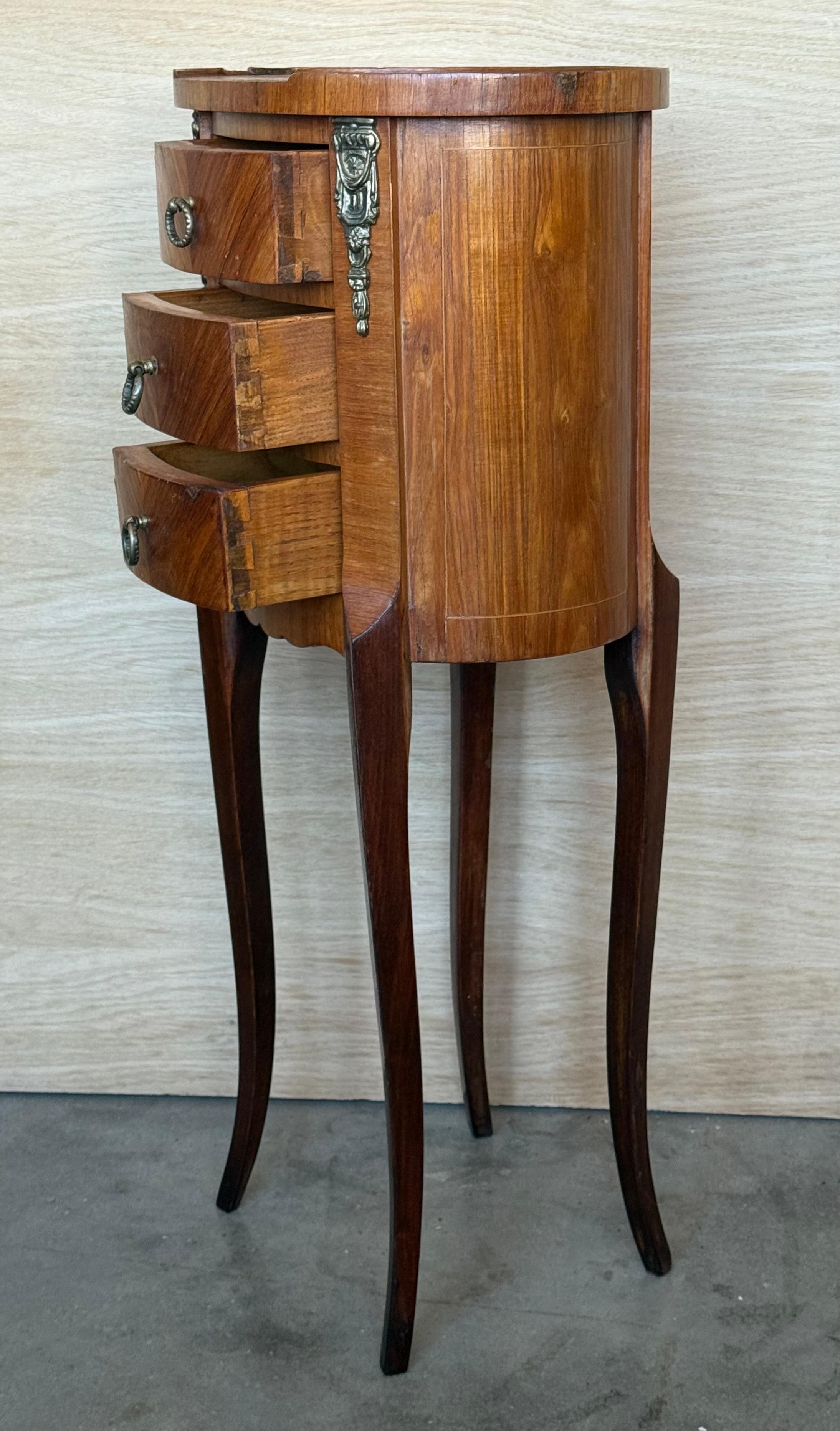 Paire de tables de nuit étroites de style Louis XV avec trois tiroirs et pieds en cabriole en vente 5