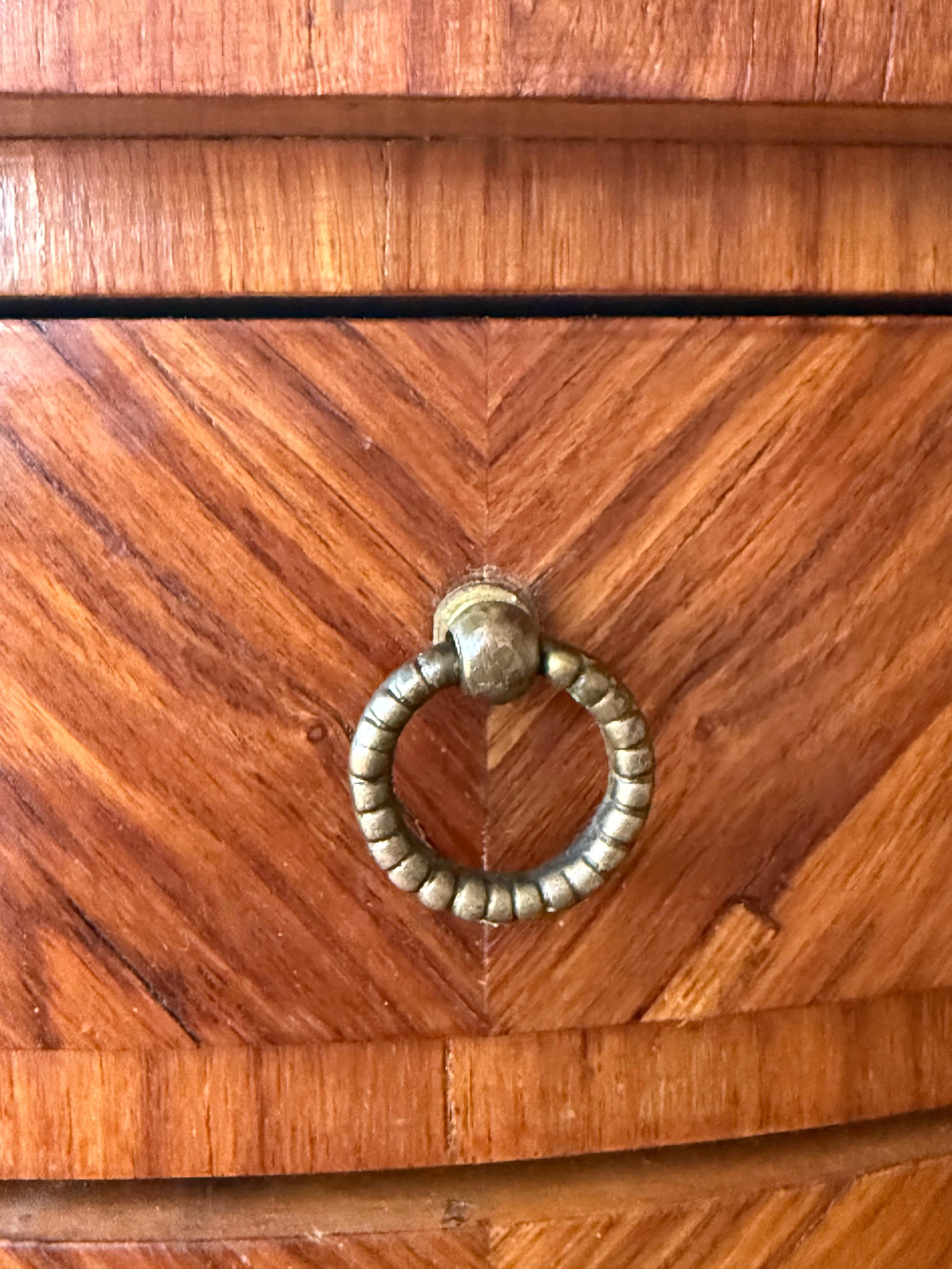 Paire de tables de nuit étroites de style Louis XV avec trois tiroirs et pieds en cabriole en vente 6