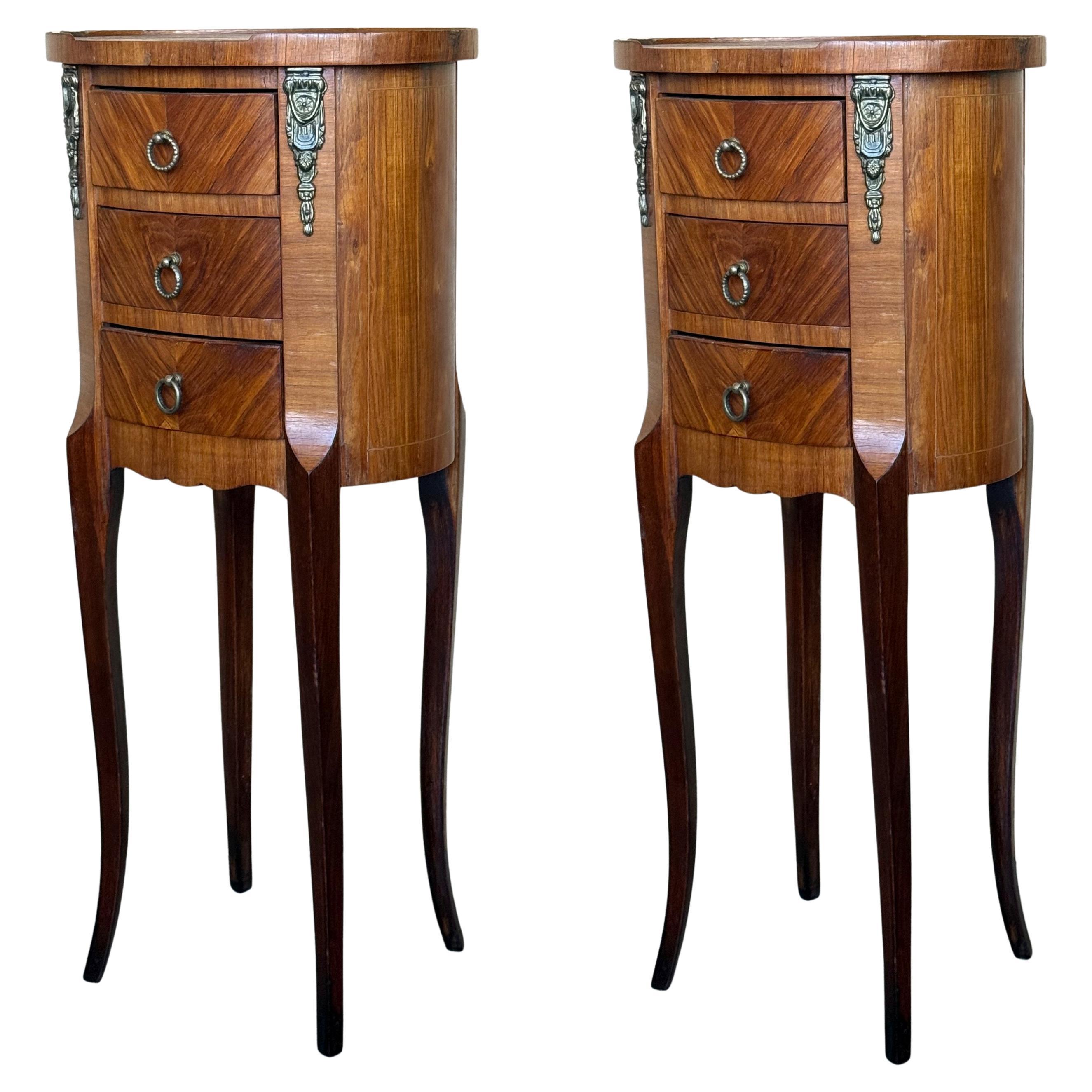 Paire de tables de nuit de style Louis XV à trois tiroirs, pieds en cabriole, montures et poignées en bronze.