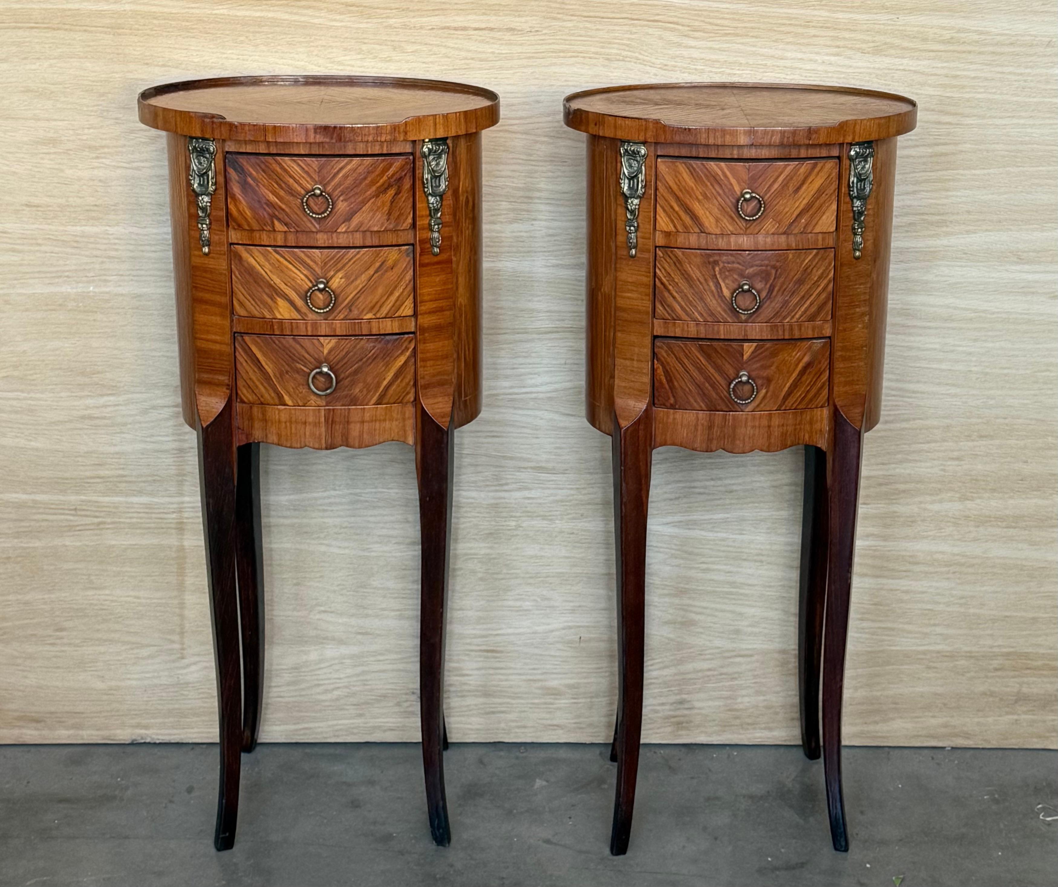 Espagnol Paire de tables de nuit étroites de style Louis XV avec trois tiroirs et pieds en cabriole en vente