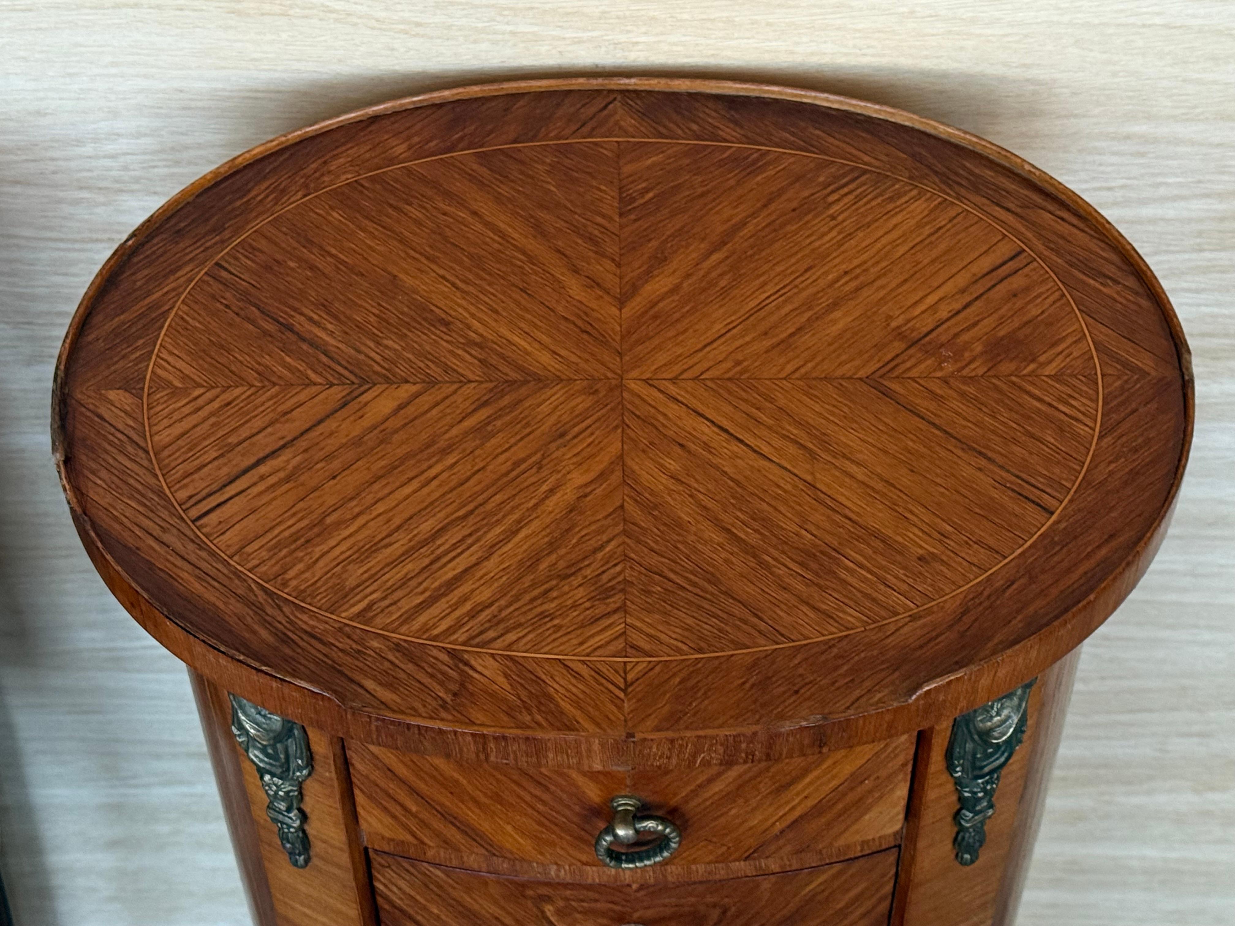 Paire de tables de nuit étroites de style Louis XV avec trois tiroirs et pieds en cabriole Bon état - En vente à Miami, FL