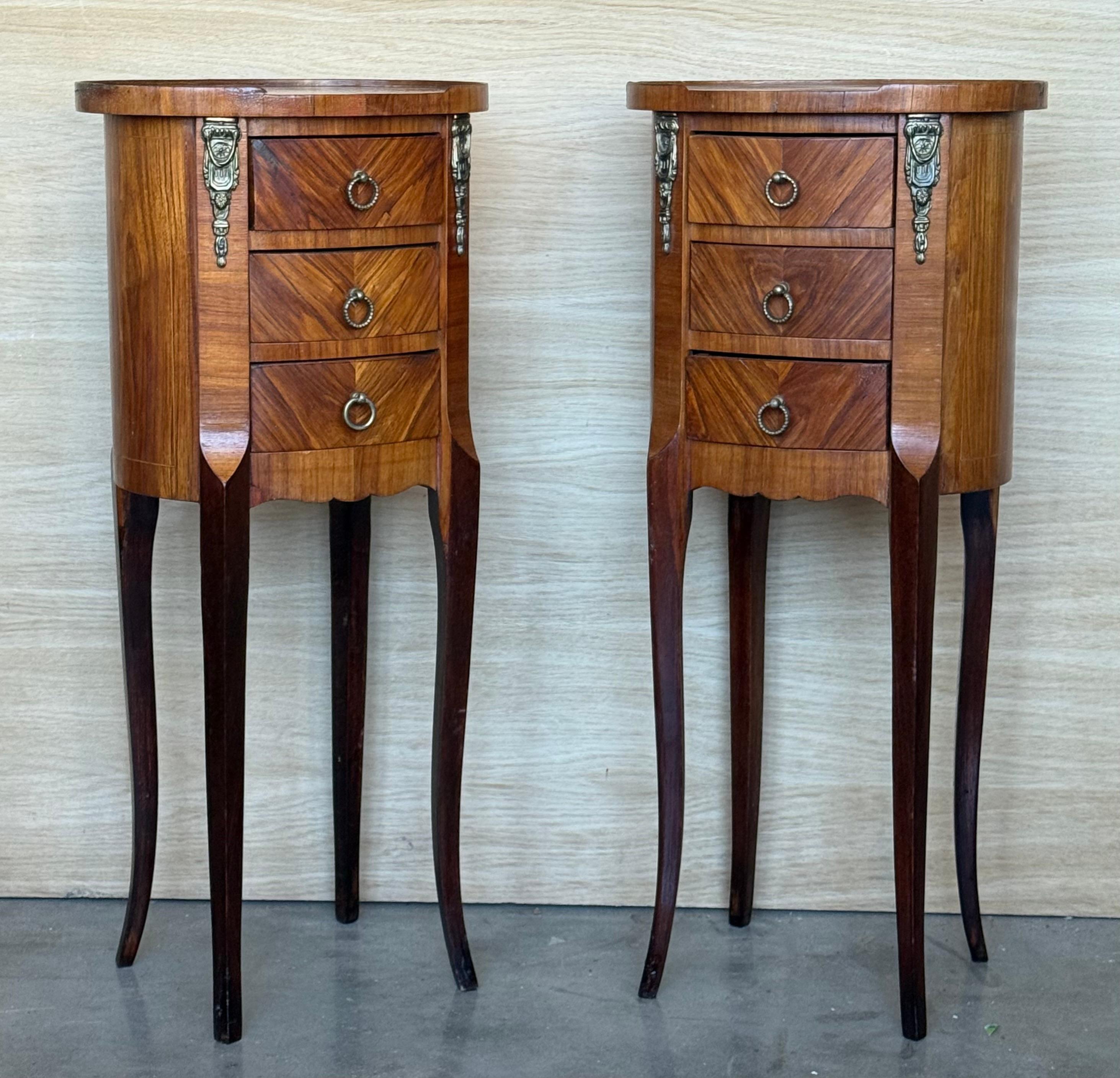 20ième siècle Paire de tables de nuit étroites de style Louis XV avec trois tiroirs et pieds en cabriole en vente