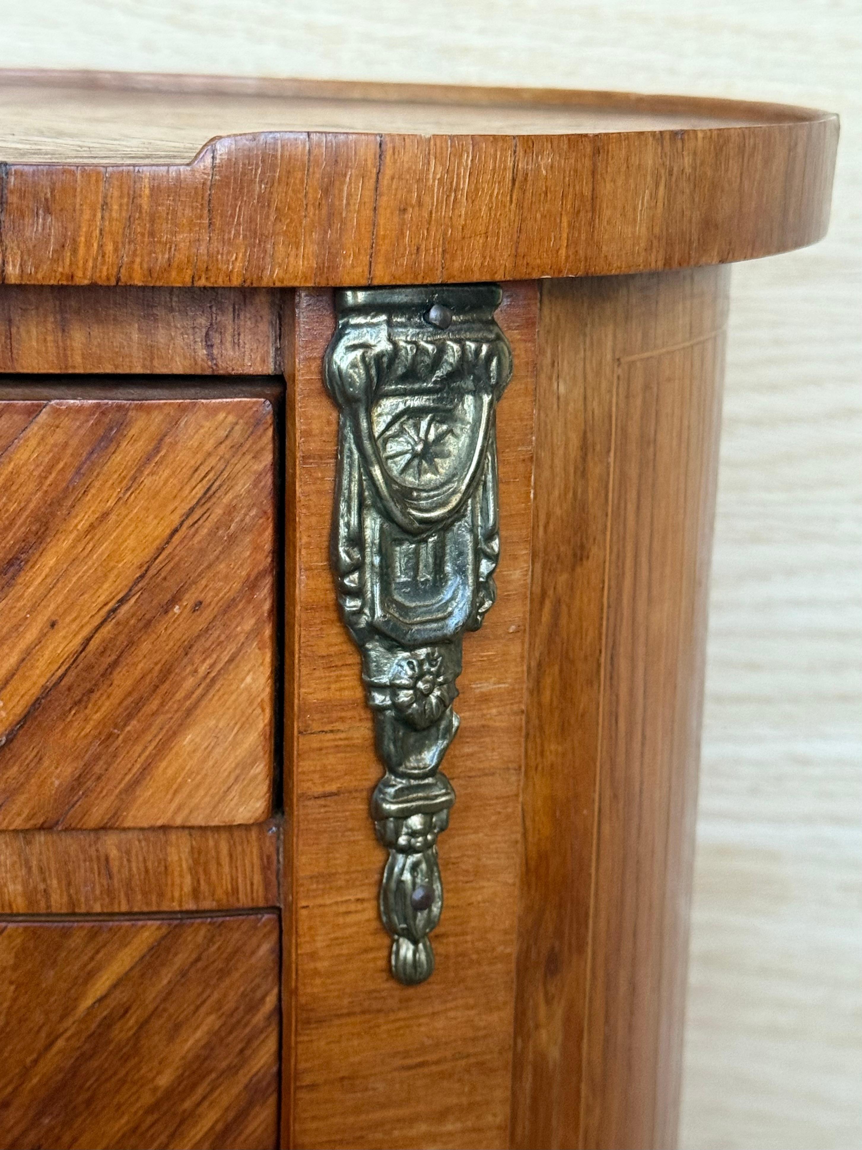 Marbre Paire de tables de nuit étroites de style Louis XV avec trois tiroirs et pieds en cabriole en vente