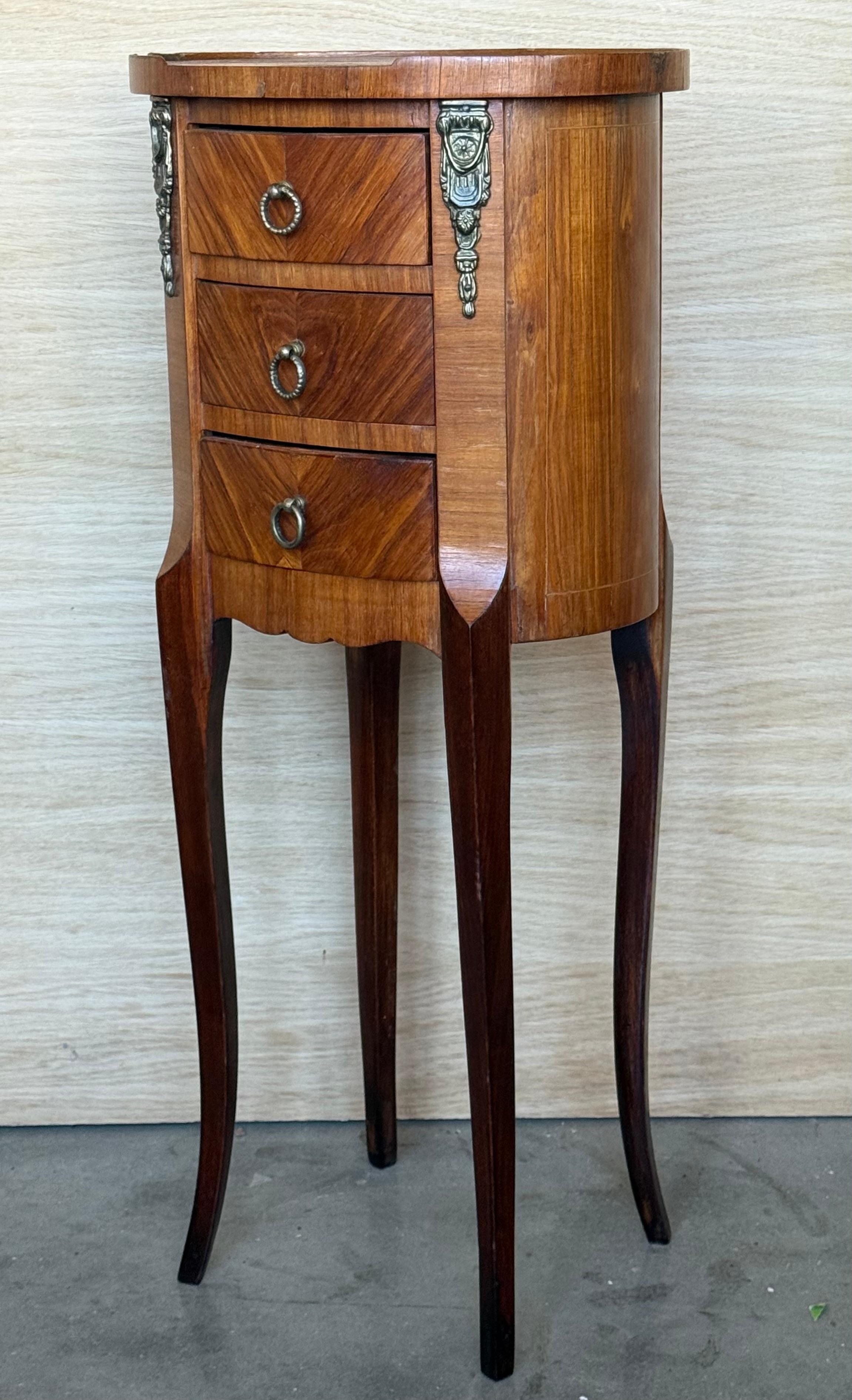 Paire de tables de nuit étroites de style Louis XV avec trois tiroirs et pieds en cabriole en vente 1