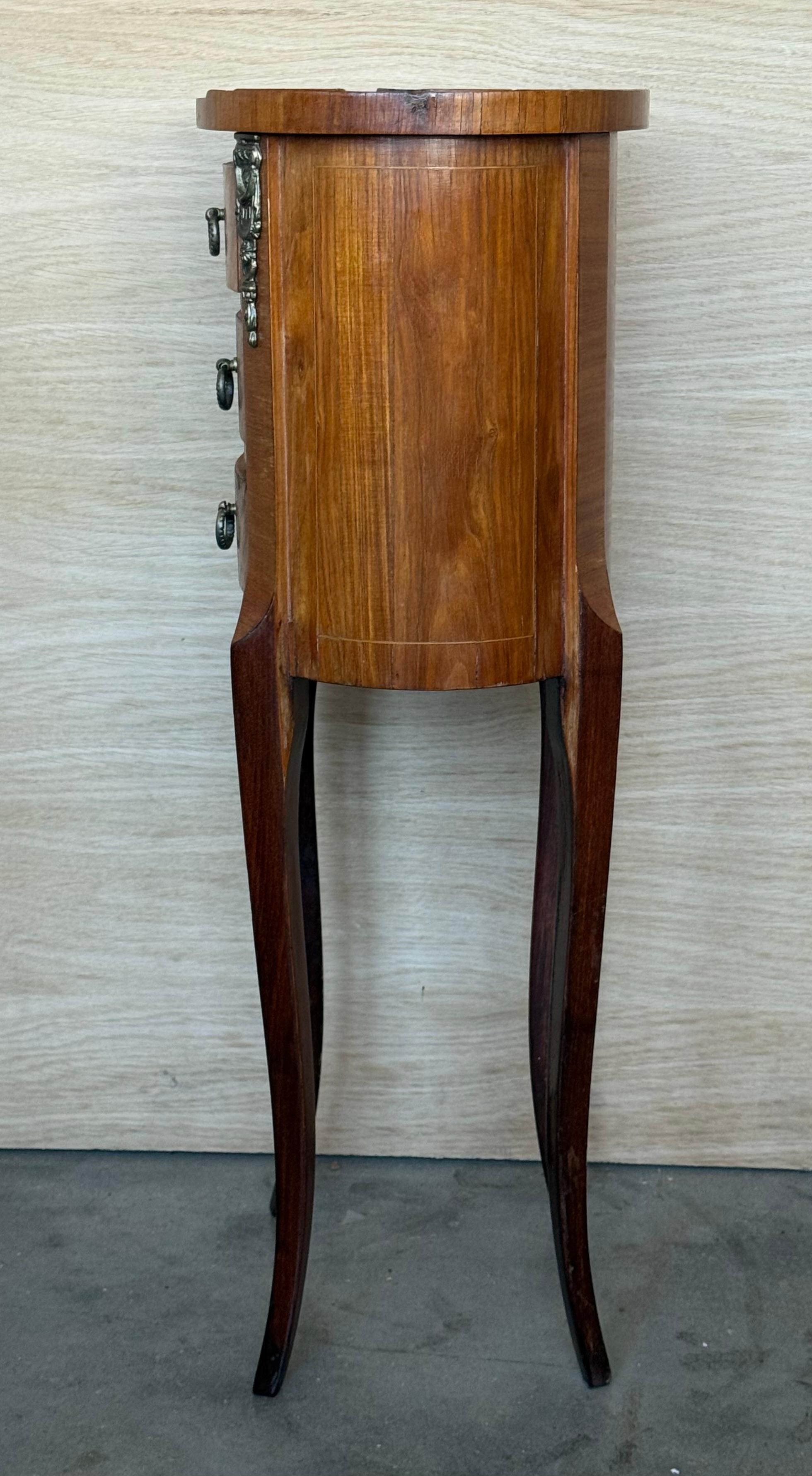 Paire de tables de nuit étroites de style Louis XV avec trois tiroirs et pieds en cabriole en vente 2