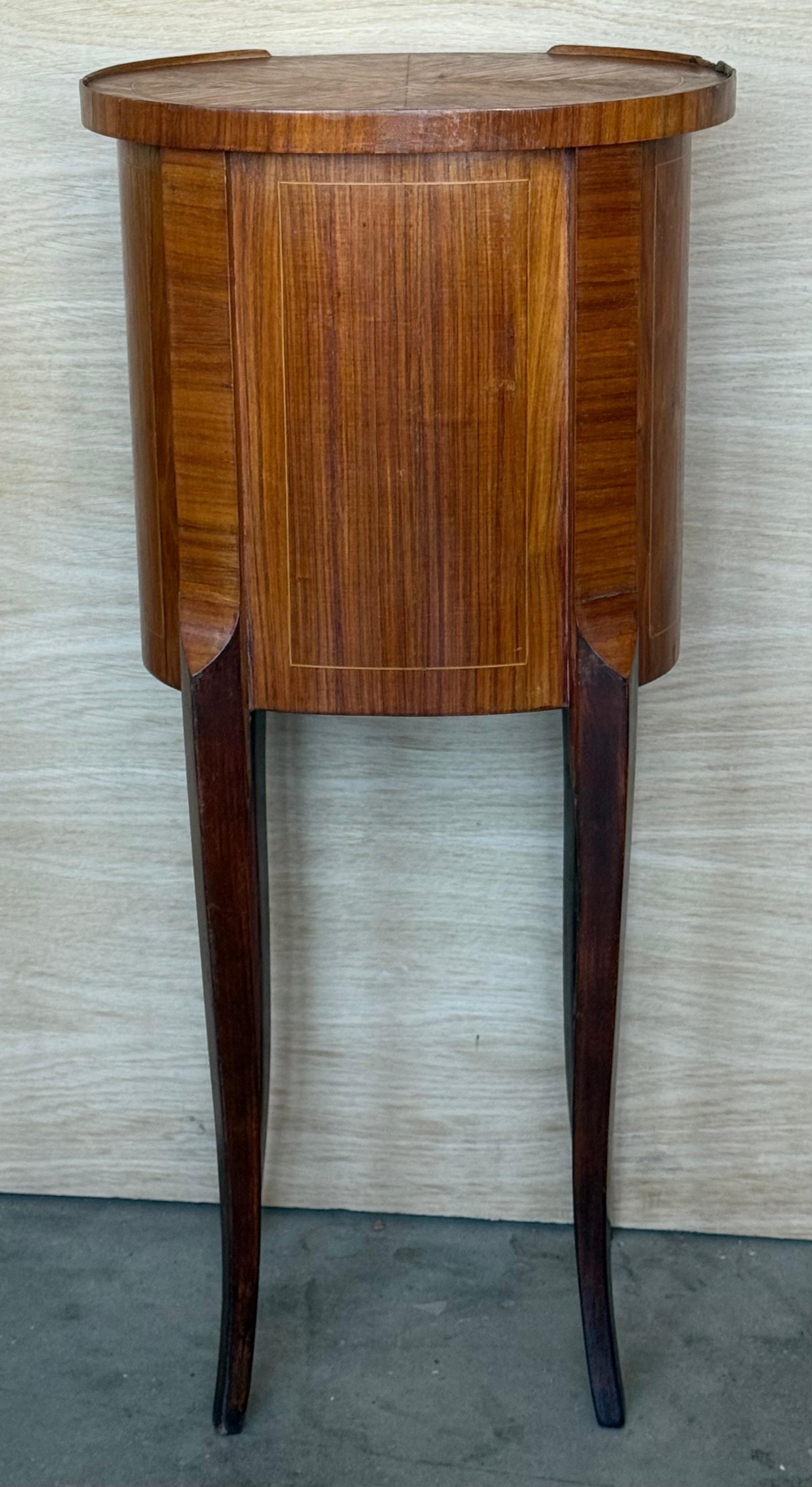 Paire de tables de nuit étroites de style Louis XV avec trois tiroirs et pieds en cabriole en vente 3