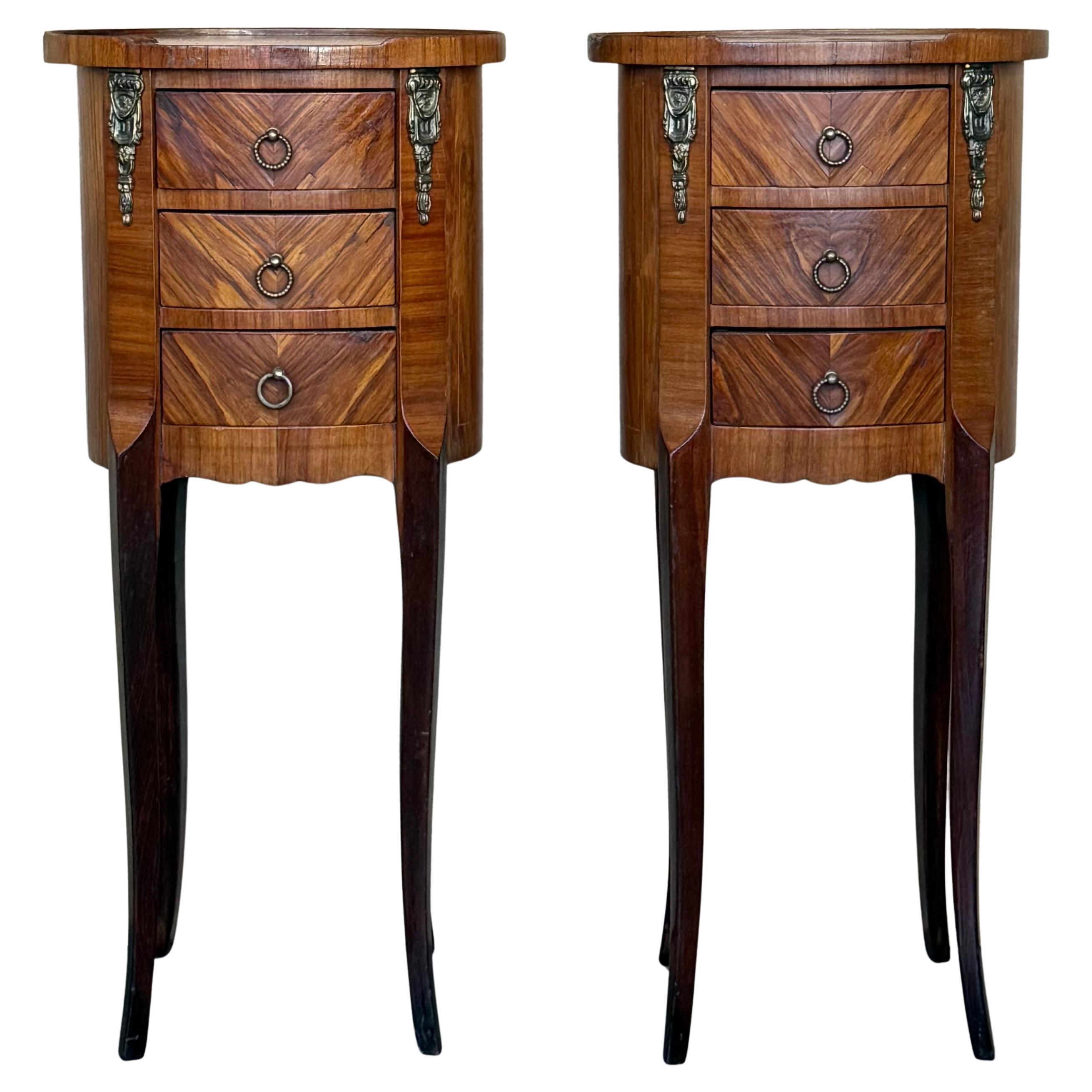 Coppia di comodini stretti in stile Luigi XV con tre cassetti e gambe cabriole