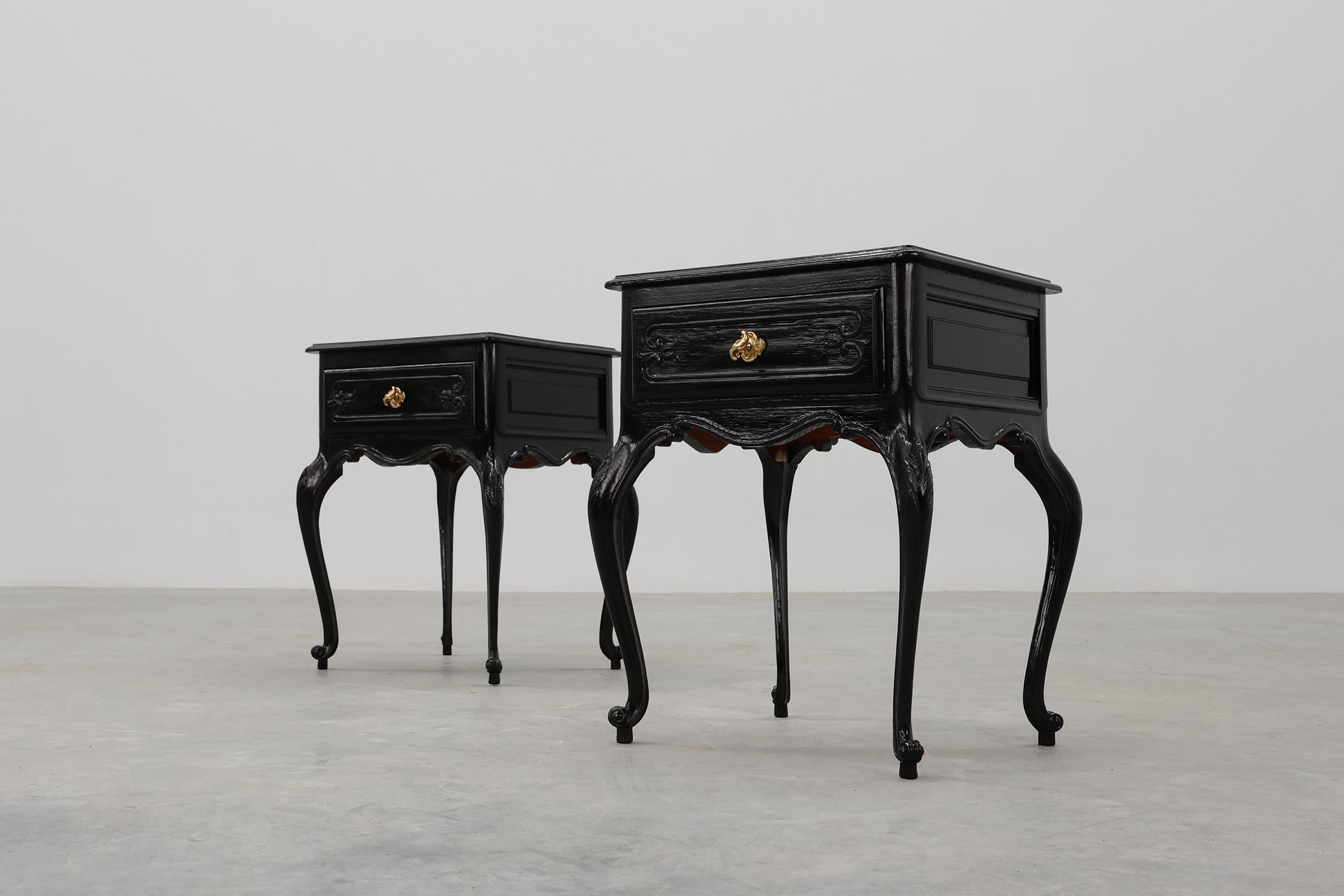 Zwei Nachttische im Stil Louis XV aus schwarz lackierter Eiche, Frankreich, 1950er Jahre im Angebot 2