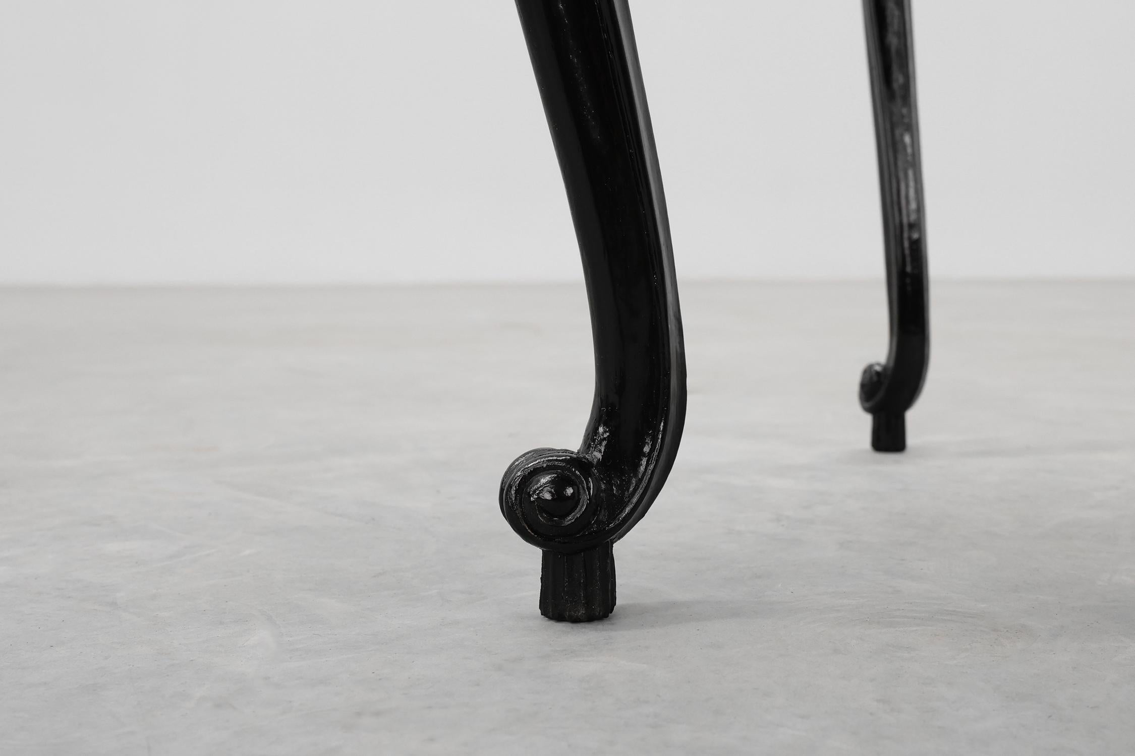 Zwei Nachttische im Stil Louis XV aus schwarz lackierter Eiche, Frankreich, 1950er Jahre im Angebot 3