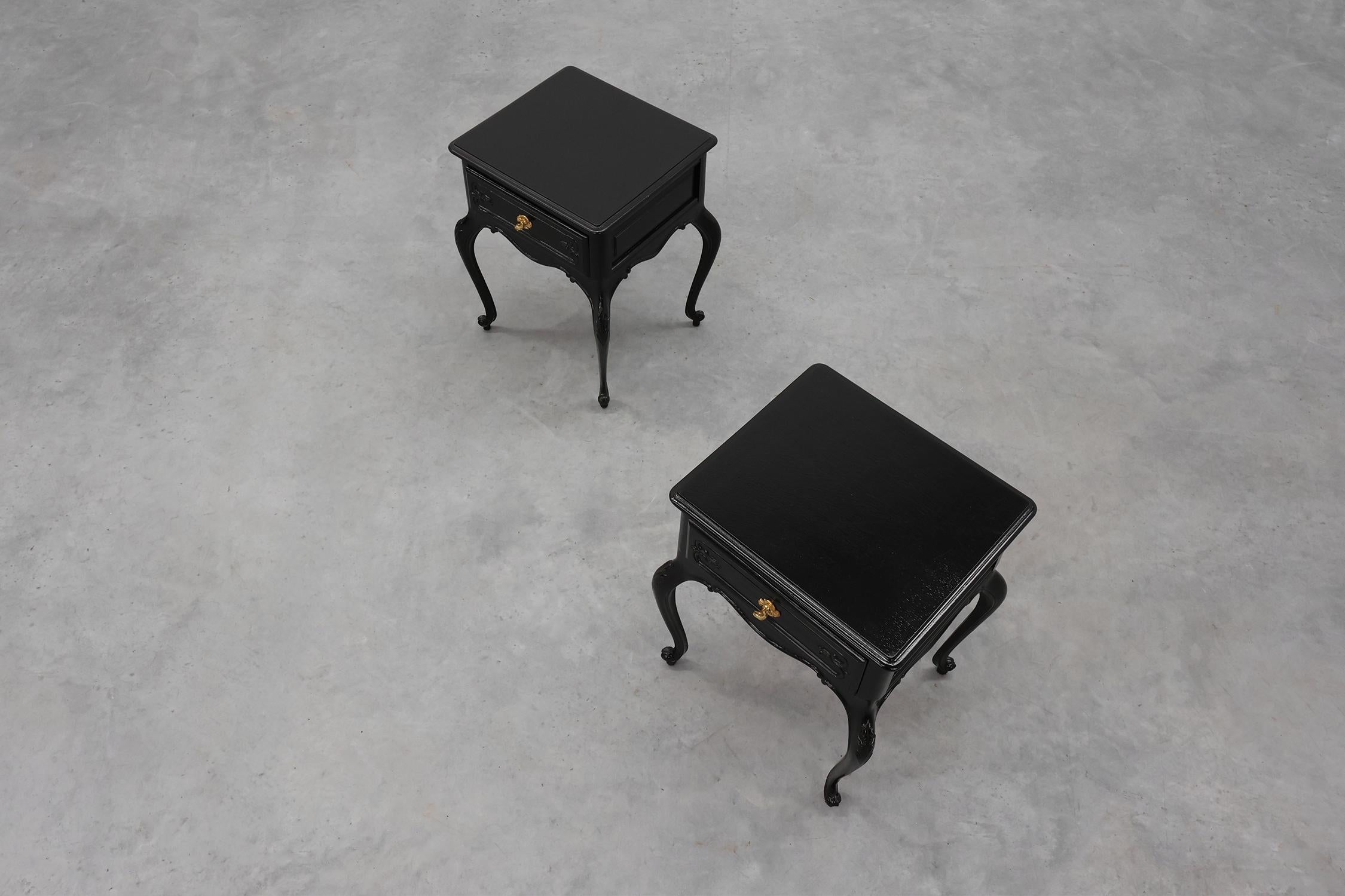Zwei Nachttische im Stil Louis XV aus schwarz lackierter Eiche, Frankreich, 1950er Jahre im Angebot 4