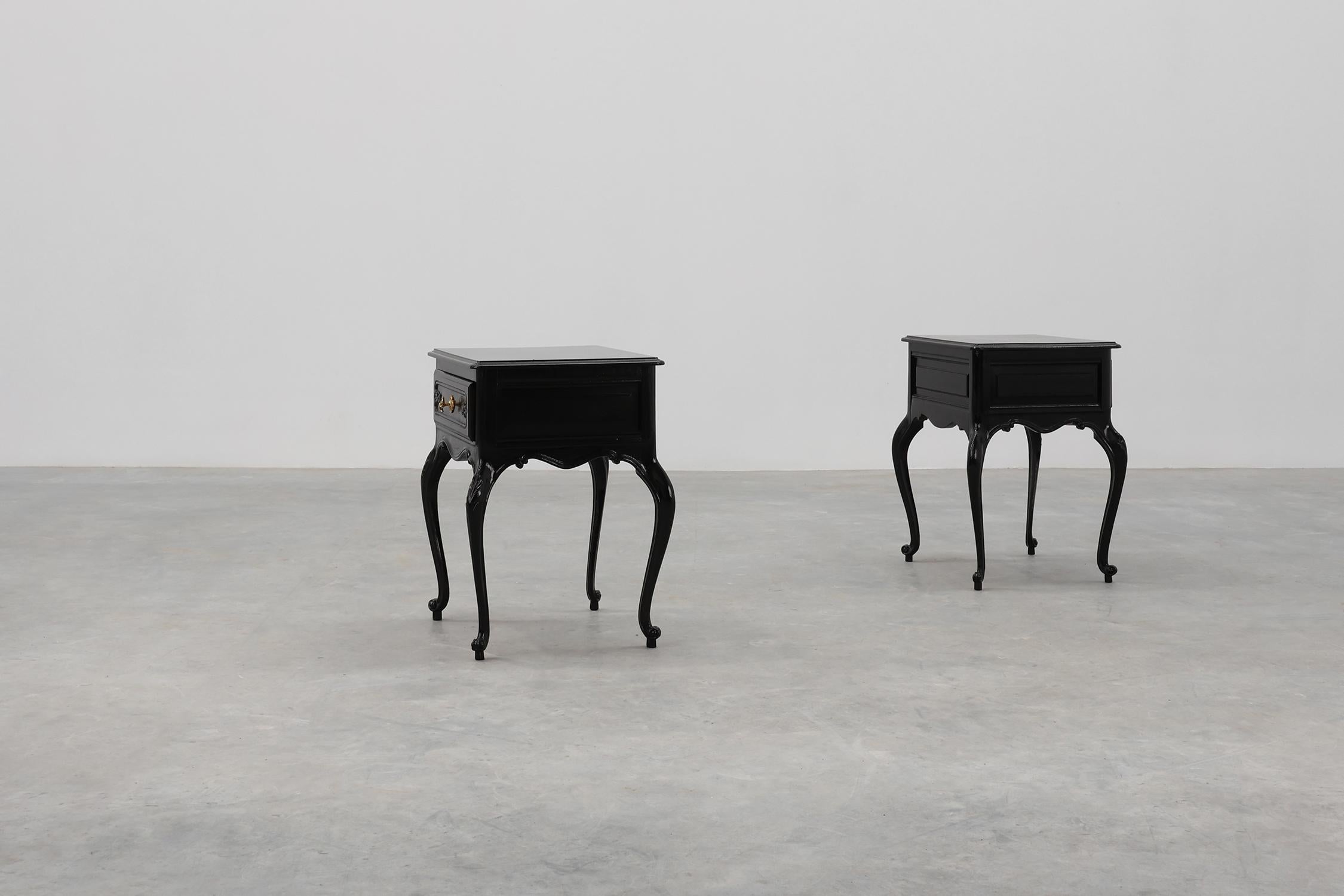 Zwei Nachttische im Stil Louis XV aus schwarz lackierter Eiche, Frankreich, 1950er Jahre im Angebot 5