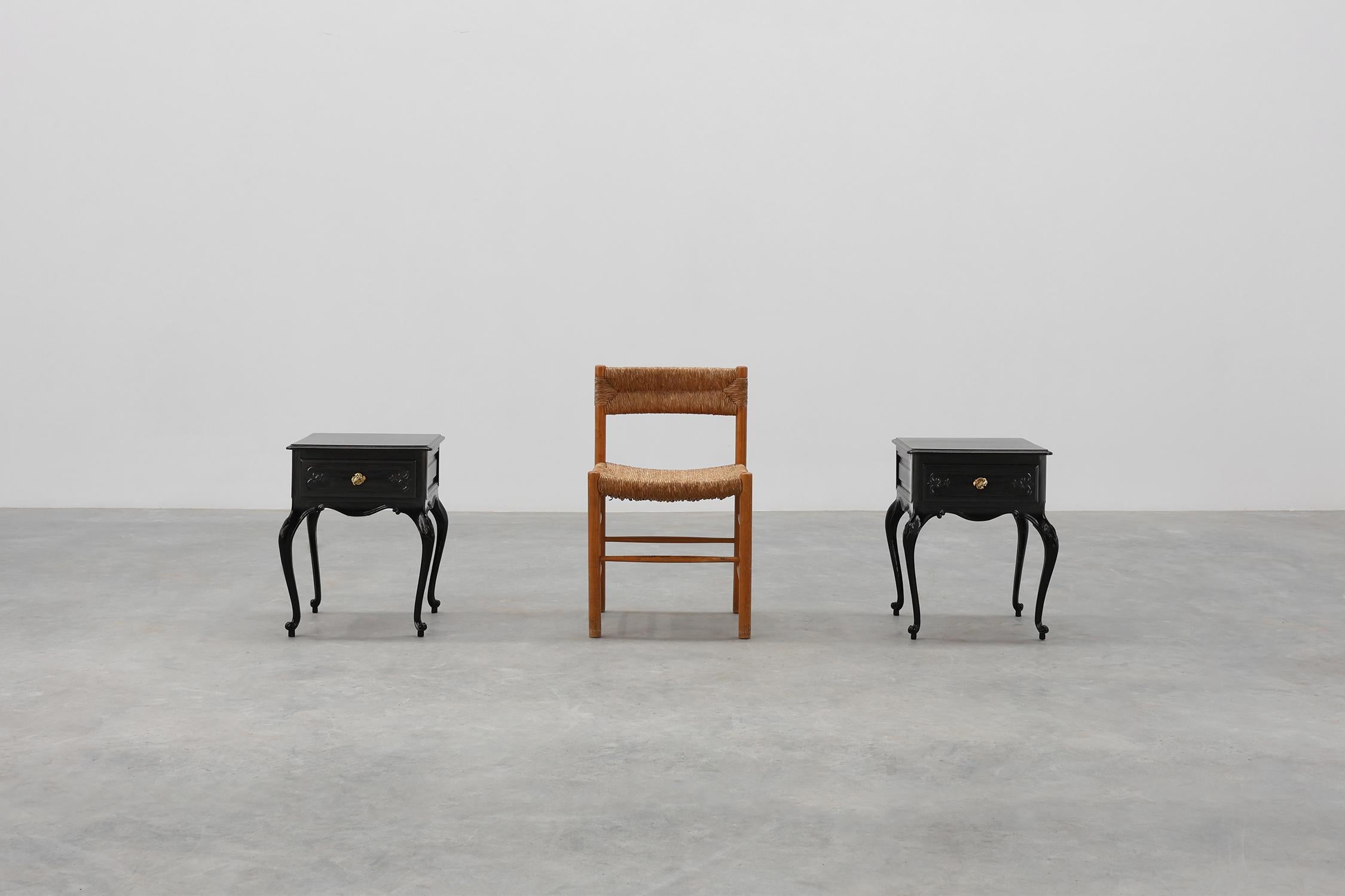 Frankreich / 1950 / 2 Nachttische / Eiche / Louis XV 

Ein raffiniertes Paar französischer Nachttische im Louis-XV-Stil aus den 1950er Jahren, wunderschön aus massiver Eiche gefertigt und neu lackiert in einem tiefen, glänzenden Schwarz. Die Tische