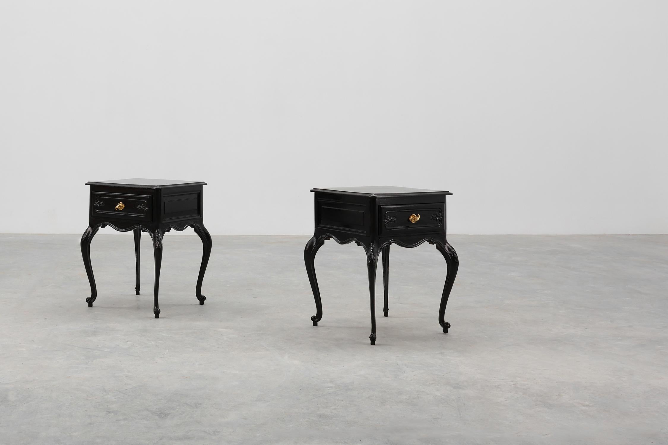 Zwei Nachttische im Stil Louis XV aus schwarz lackierter Eiche, Frankreich, 1950er Jahre (Französisch) im Angebot