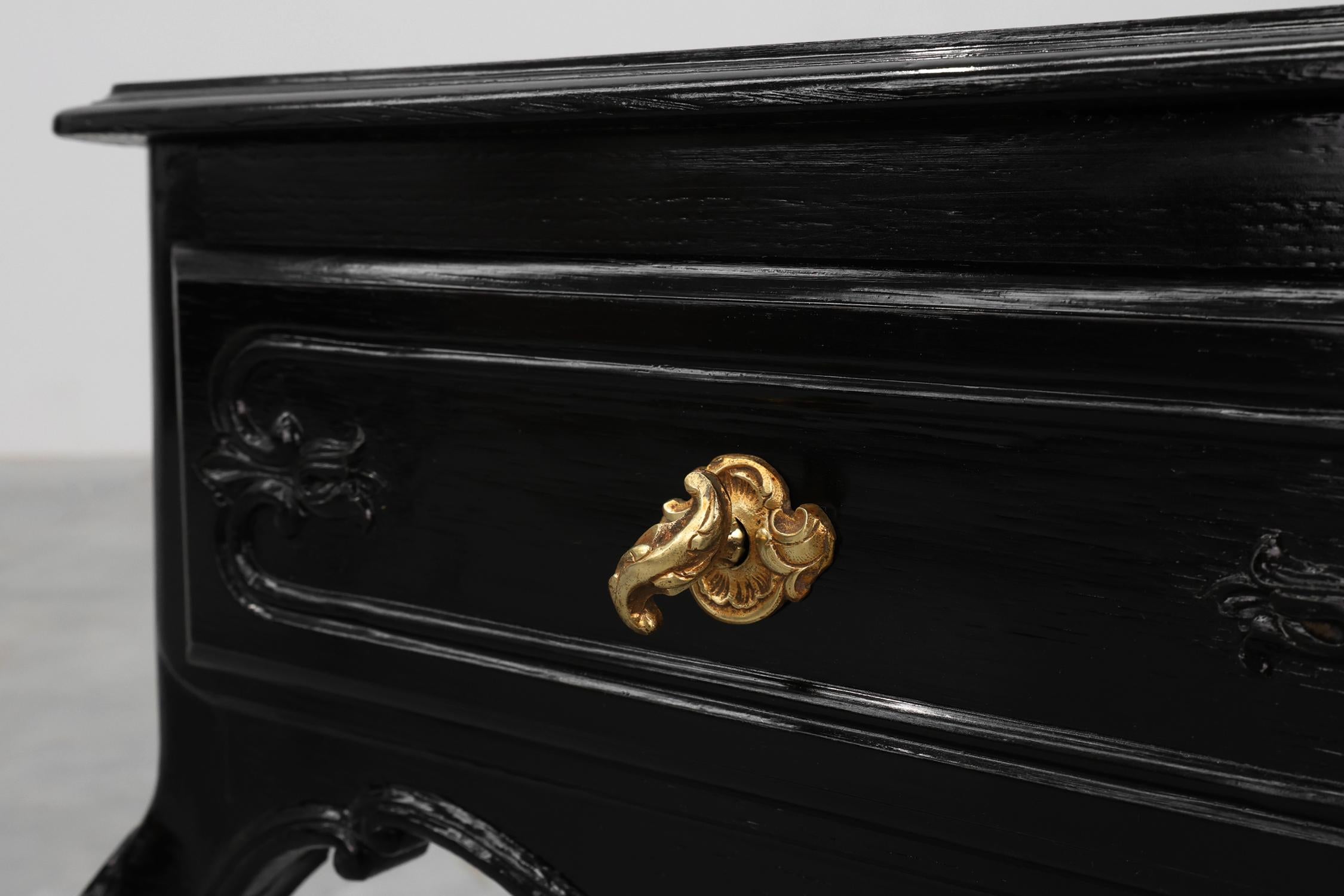 Zwei Nachttische im Stil Louis XV aus schwarz lackierter Eiche, Frankreich, 1950er Jahre im Zustand „Gut“ im Angebot in Meulebeke, BE