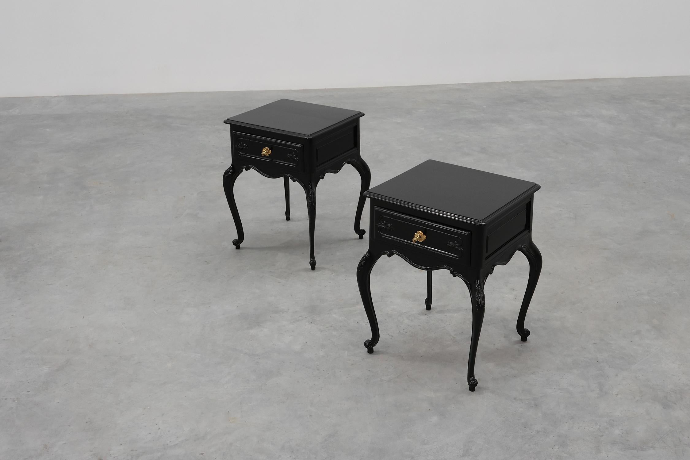 Zwei Nachttische im Stil Louis XV aus schwarz lackierter Eiche, Frankreich, 1950er Jahre (Mitte des 20. Jahrhunderts) im Angebot