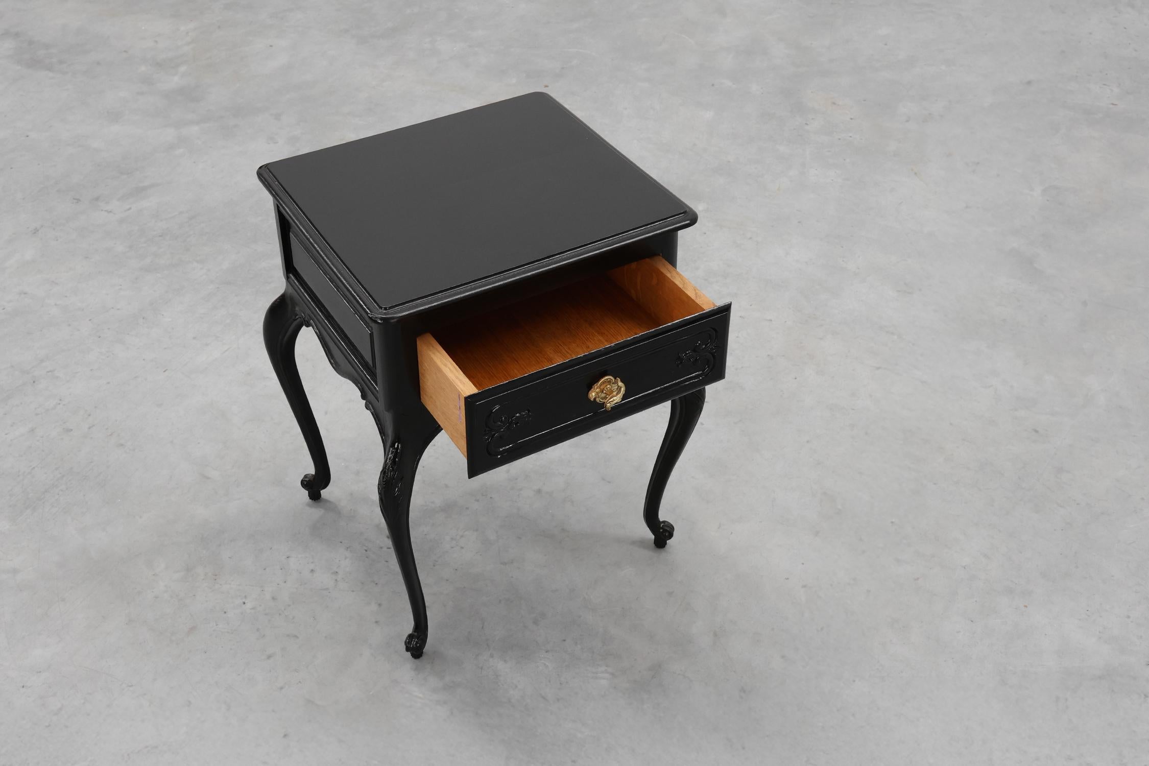 Zwei Nachttische im Stil Louis XV aus schwarz lackierter Eiche, Frankreich, 1950er Jahre (Eichenholz) im Angebot
