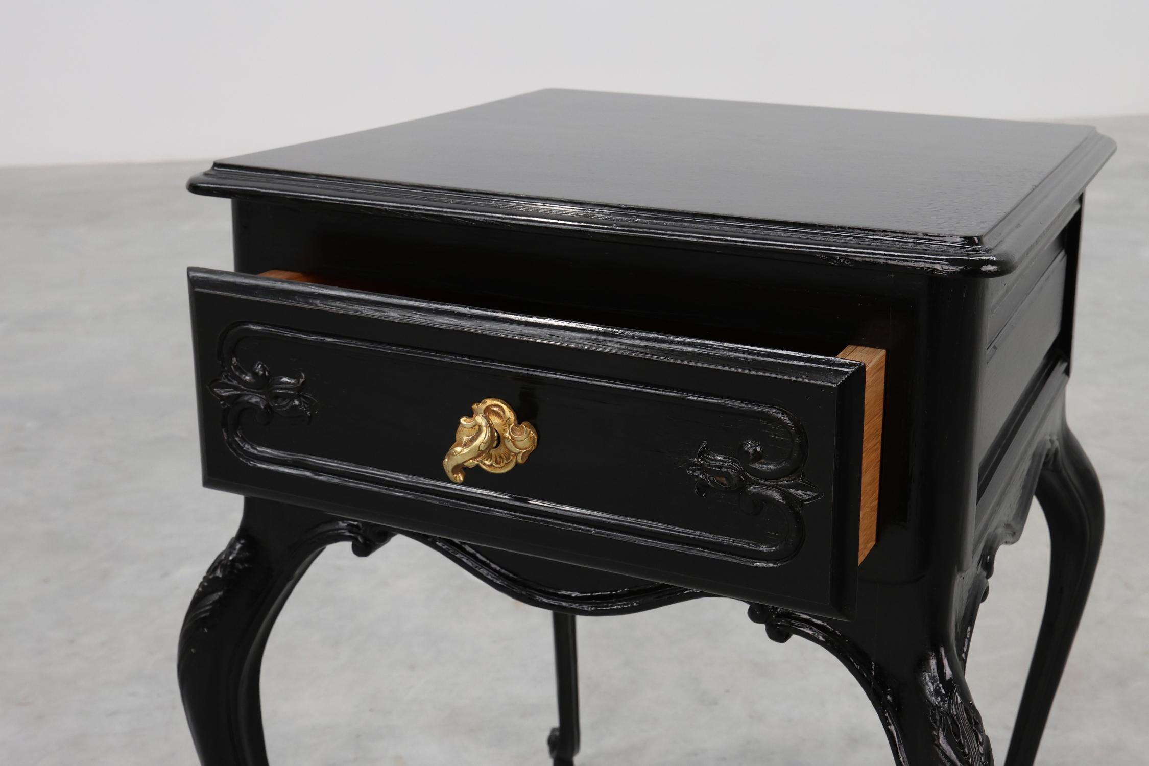 Zwei Nachttische im Stil Louis XV aus schwarz lackierter Eiche, Frankreich, 1950er Jahre im Angebot 1