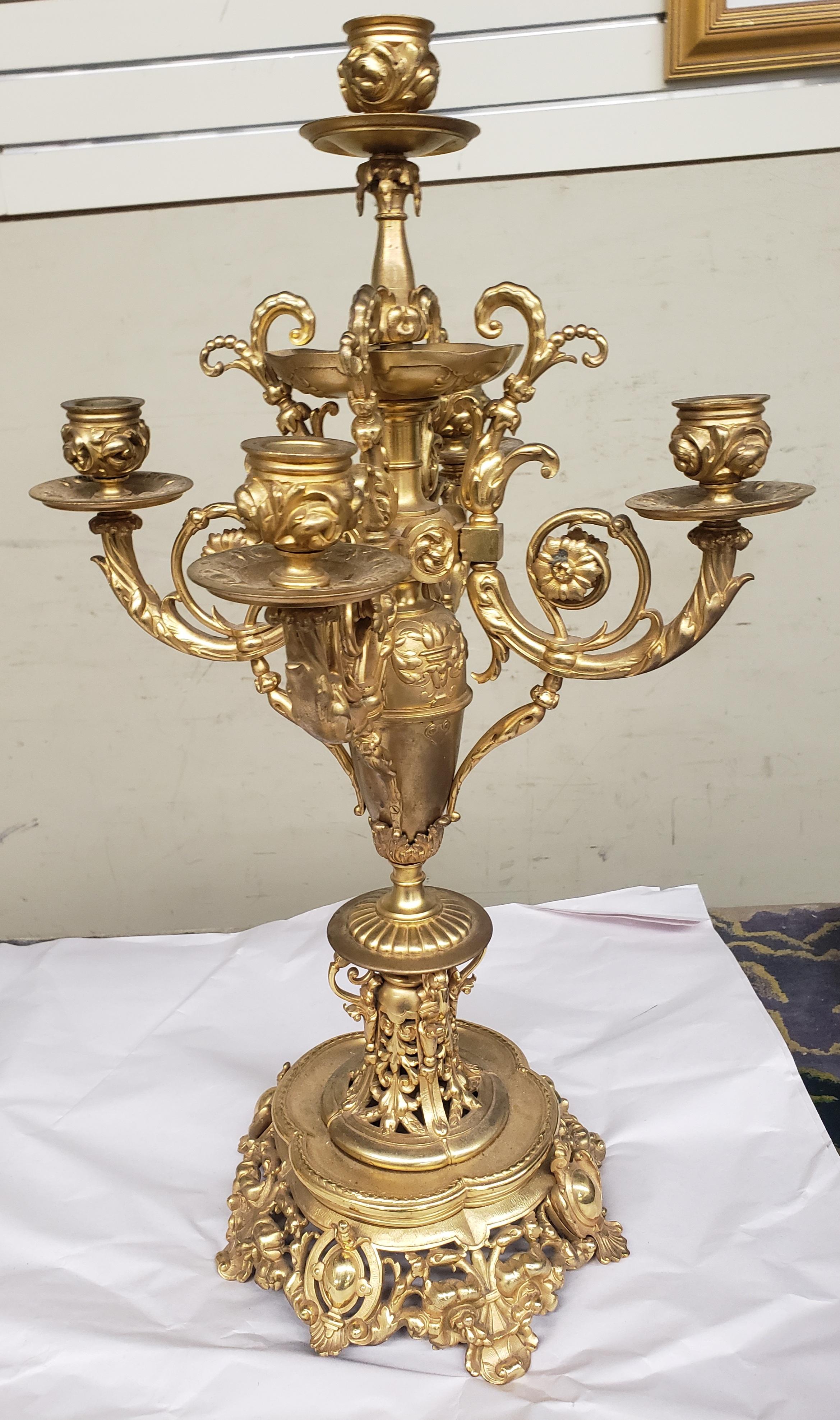 Paar Goldbronze-Kandelaber im Louis-XV-Stil mit fünf Leuchten, 20. Jahrhundert (Französisch) im Angebot