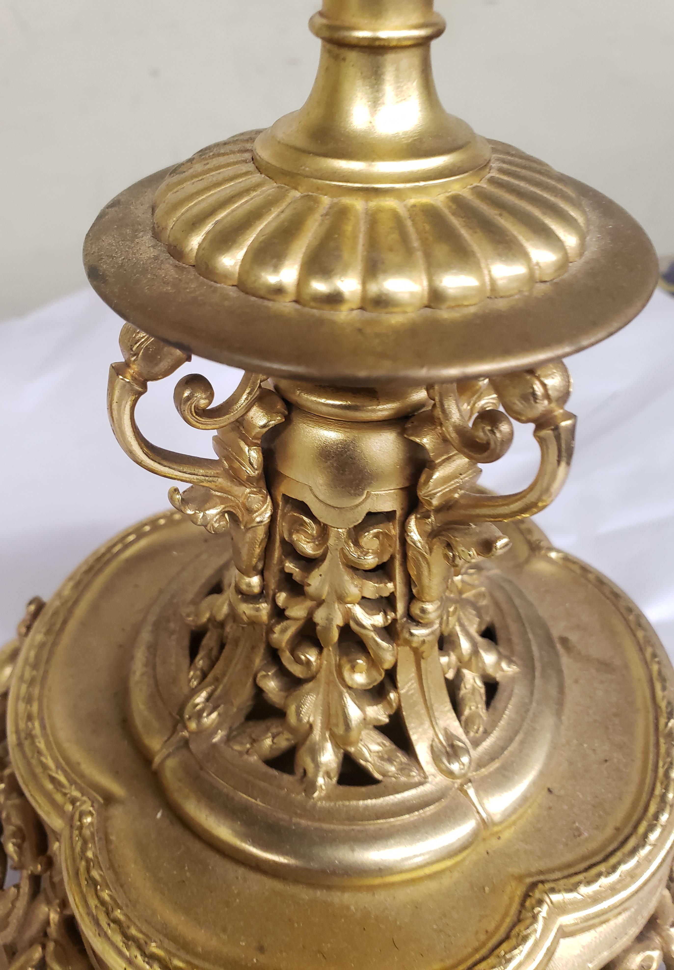 Paar Goldbronze-Kandelaber im Louis-XV-Stil mit fünf Leuchten, 20. Jahrhundert (Metallarbeit) im Angebot