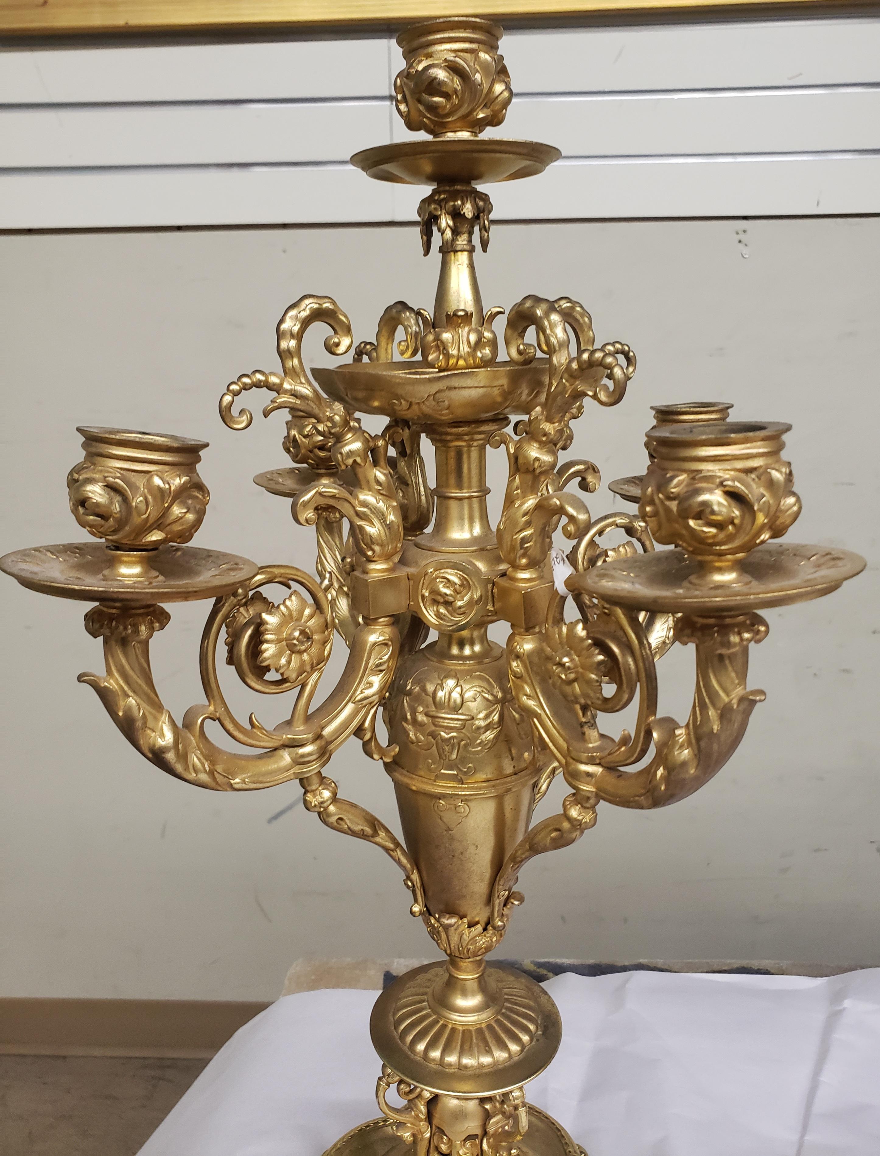 Paar Goldbronze-Kandelaber im Louis-XV-Stil mit fünf Leuchten, 20. Jahrhundert im Zustand „Gut“ im Angebot in Germantown, MD