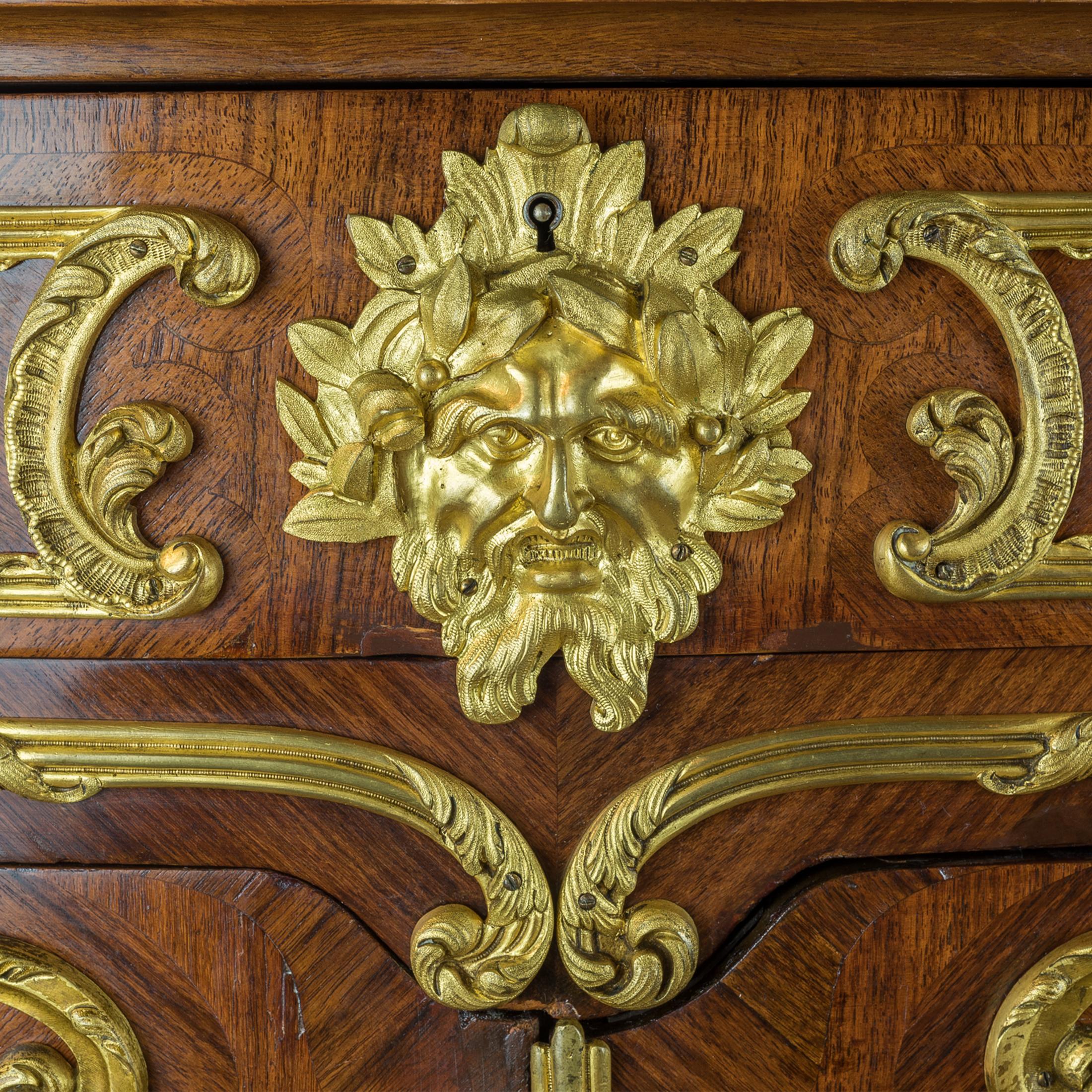 Paar Ormolu-gefasste Anrichte mit Marmorplatte im Louis-XV-Stil von Fontainebleau (Bronze) im Angebot