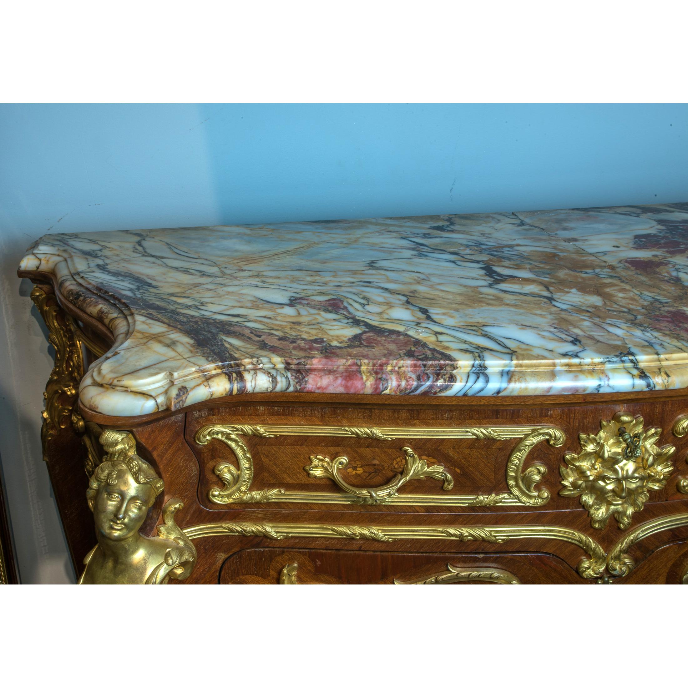 Paar Ormolu-gefasste Anrichte mit Marmorplatte im Louis-XV-Stil von Fontainebleau (Vergoldet) im Angebot