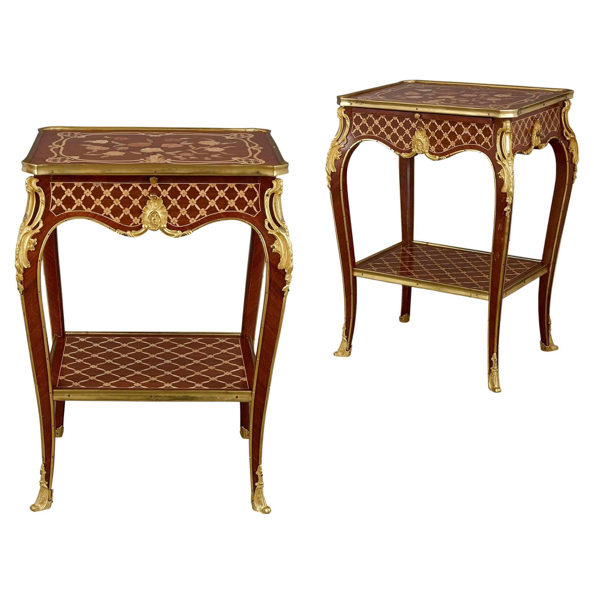 Paire de tables d'appoint de style Louis XV en marqueterie et parqueterie montées en bronze doré