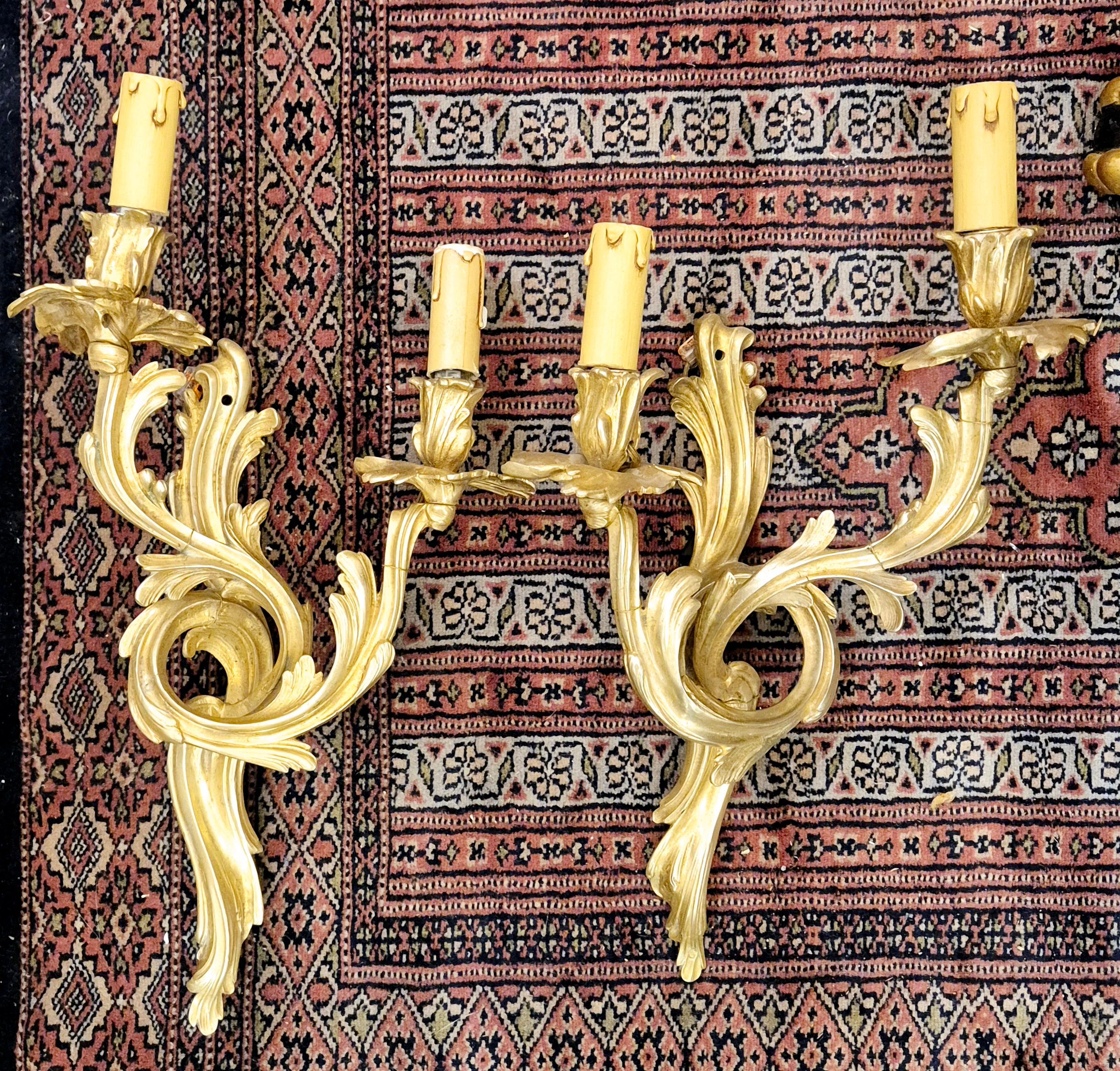 Elegantes apliques de ormolina de estilo Luis XV con dos brazos y decoración de hojas de acanto.

Estos apliques conservan su hermoso dorado mate y bruñido de época. La persecución es de gran calidad, un buen ejemplo de la mano de obra francesa del