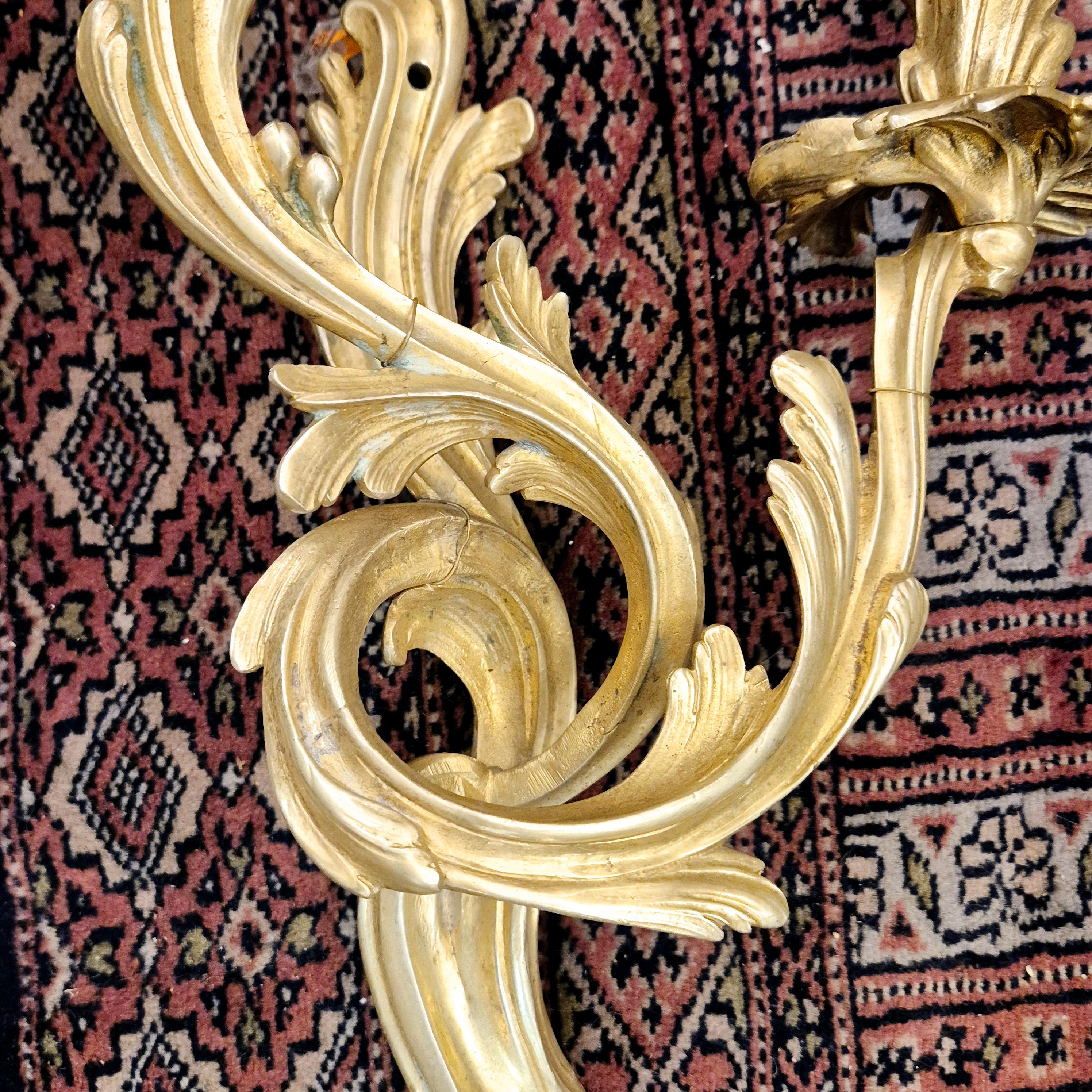 Pareja de apliques de ormolina estilo Luis XV de época Napoleón III Dorado en venta